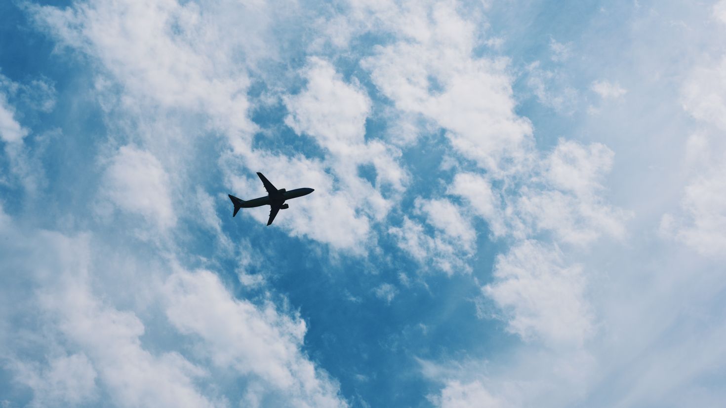 В небо для тебя взлетают самолеты. Самолет в небе. Небо облака самолет. Самолет на фоне неба. Самолет в облаках.