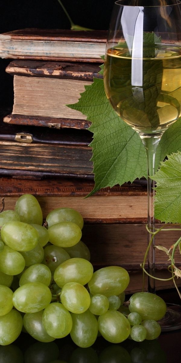 Виноград для вина купить. Вино и виноград. Виноградная лоза вино. Виноград зеленый. Натюрморт с виноградом.