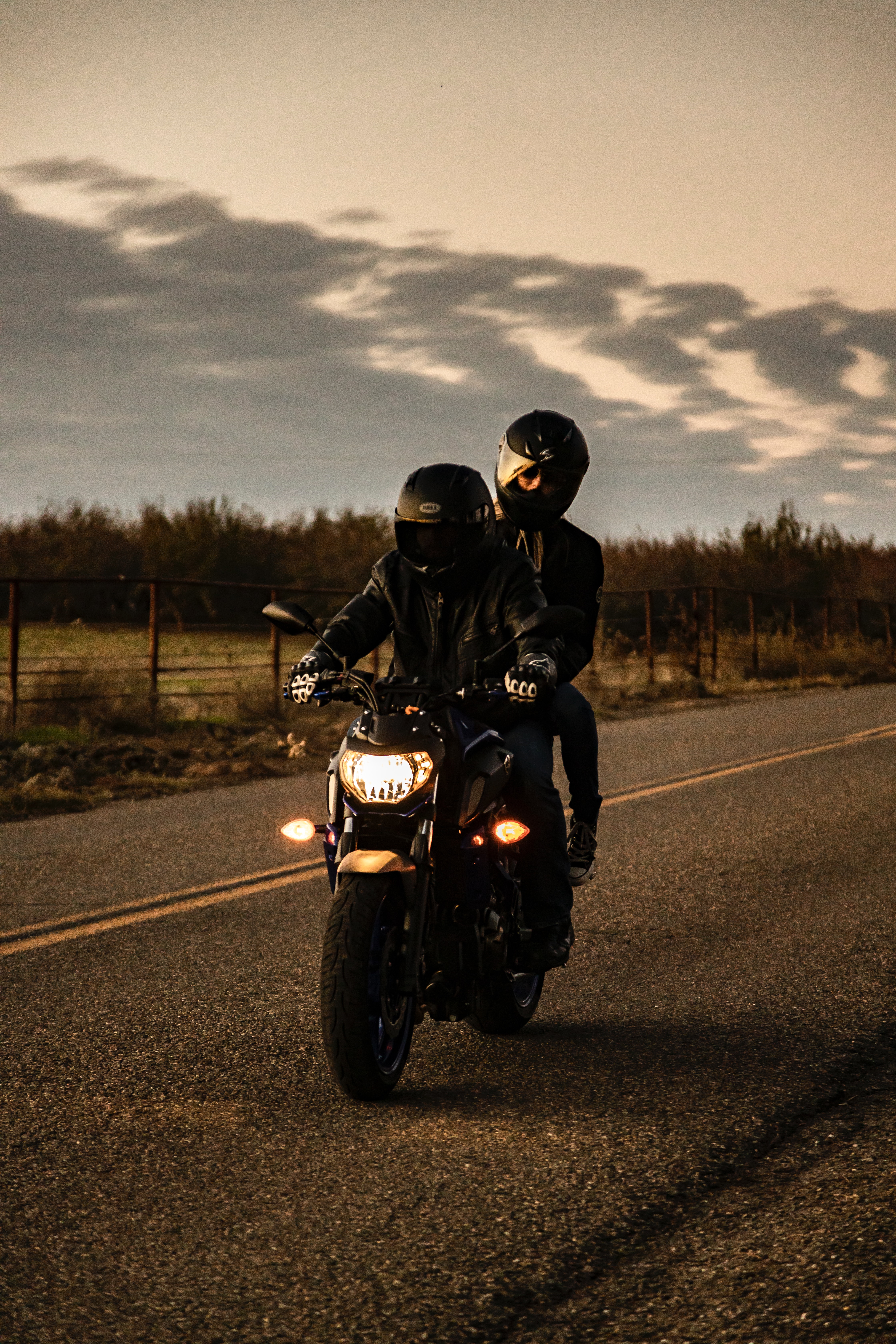 79998 descargar fondo de pantalla motocicletas, negro, camino, el negro, motocicleta, bicicleta, ciclistas: protectores de pantalla e imágenes gratis