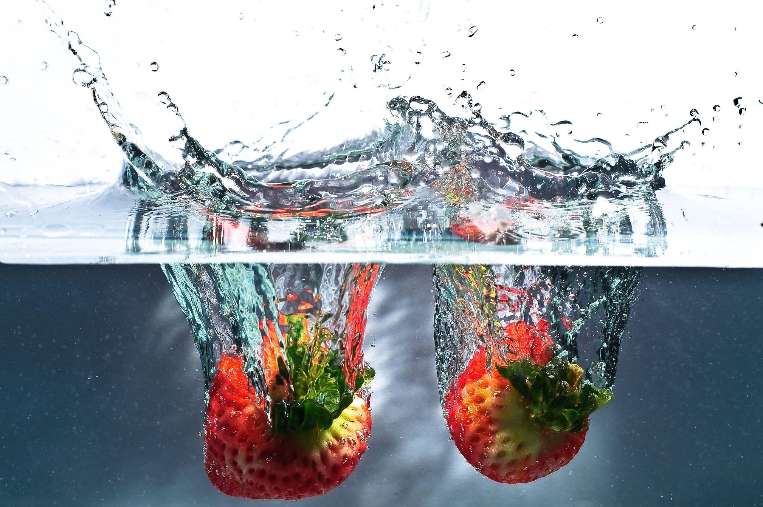 Laden Sie das Wasser, Erdbeere, Makro, Paar, Splash, Flüssigkeit, Beere, Spritzen-Bild kostenlos auf Ihren PC-Desktop herunter