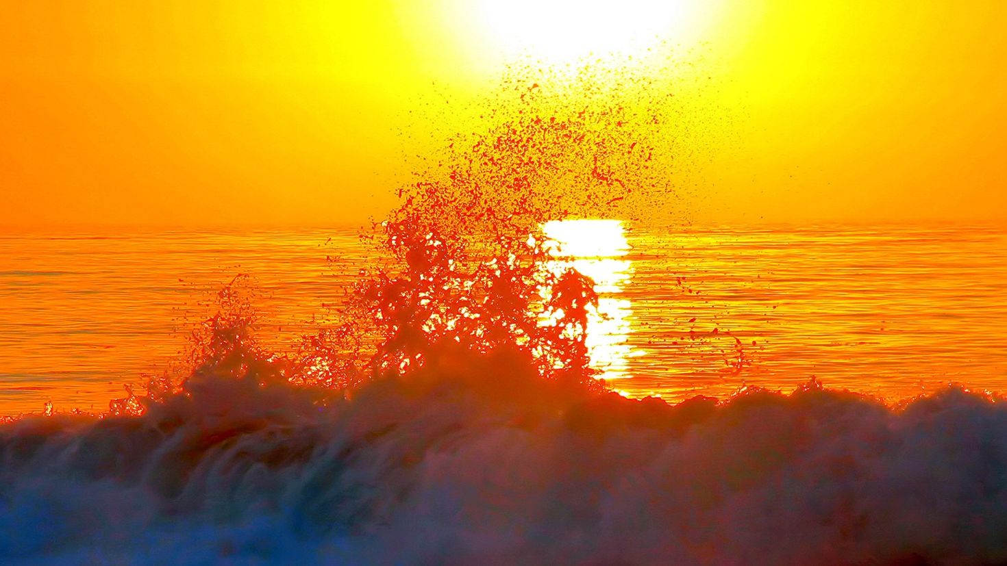 Песня солнце над барханами плывет. Отражение солнца в океане. Море закат волны всплески солнце. Брызги солнца. Волна на заре.