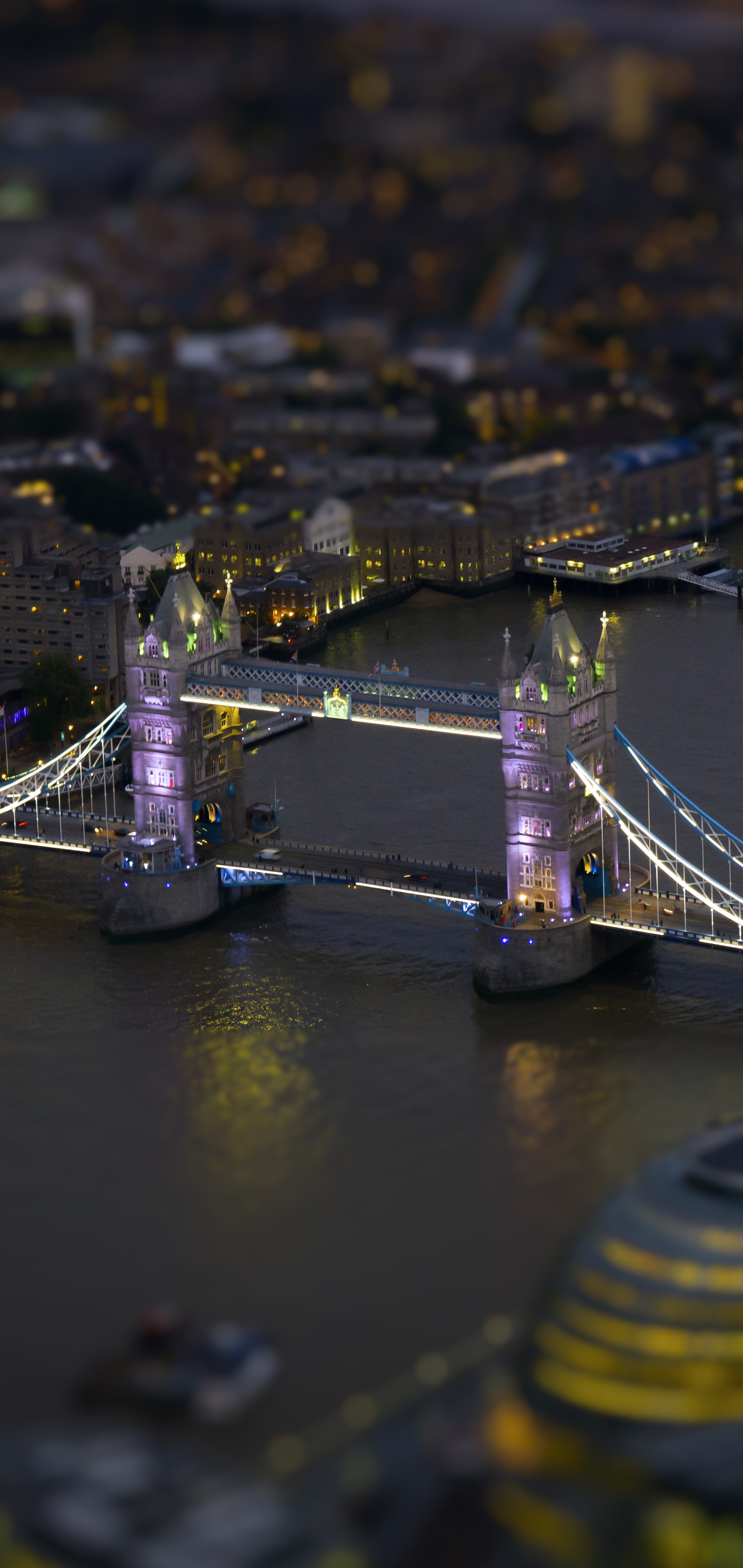 1360542 скачать обои фотографии, наклон сдвиг, река, город, великобритания, соединенное королевство, тауэрский мост, лондон, ночь - заставки и картинки бесплатно