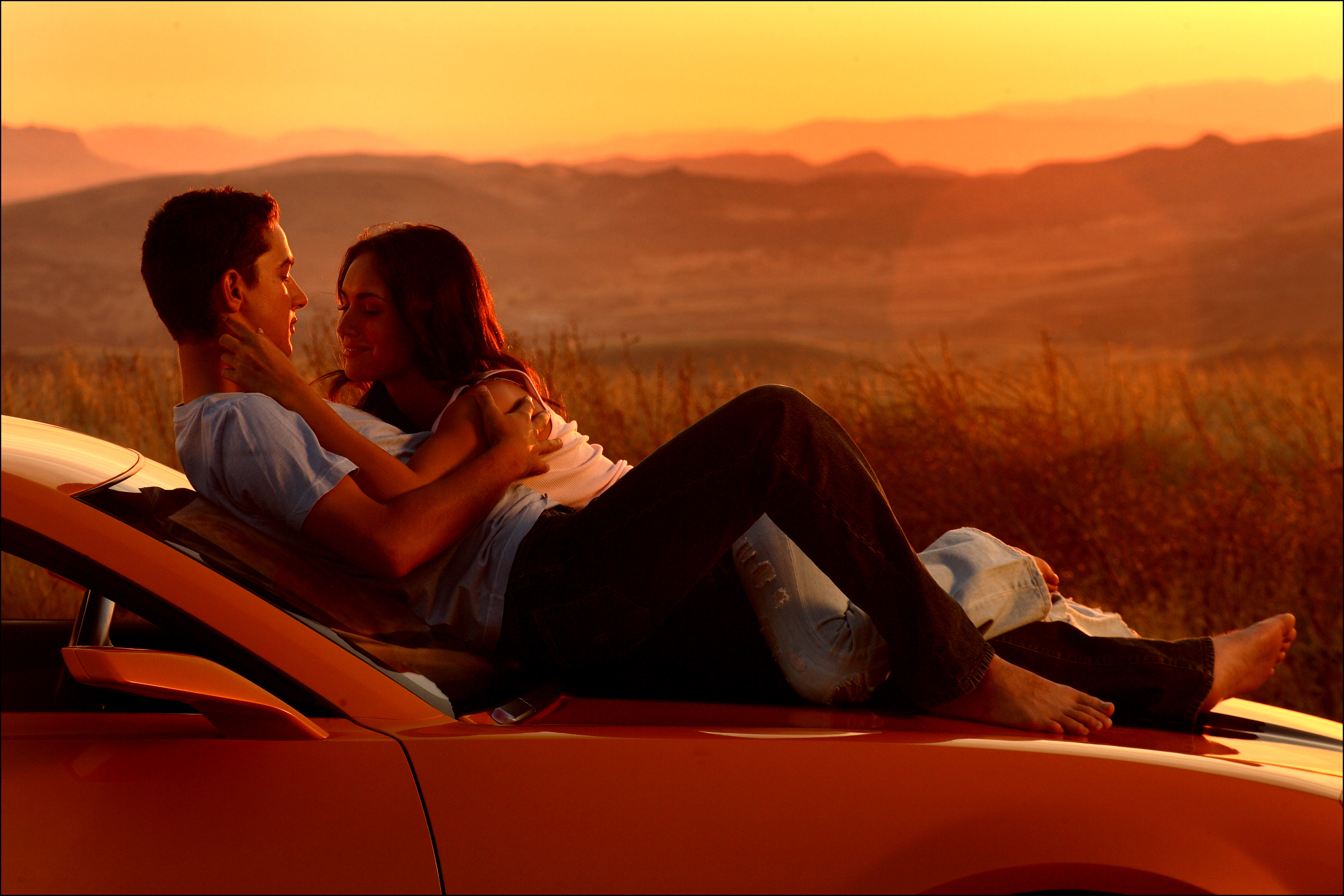 Двое удовольствие. Романтические картинки. Любовь романтика. Влюбленные в машине. Машина любви.