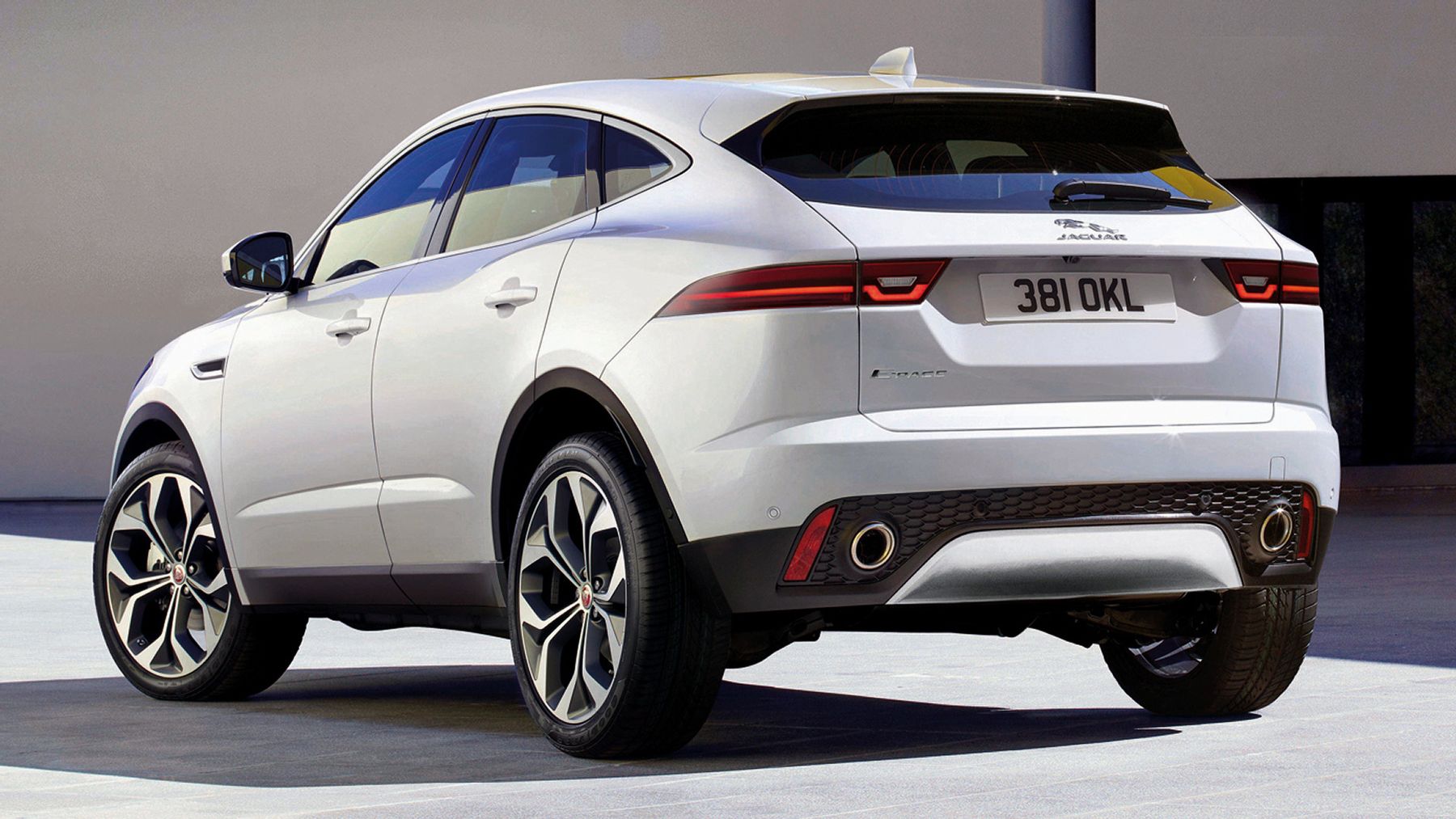 Кроссовер Jaguar e Pace 2020