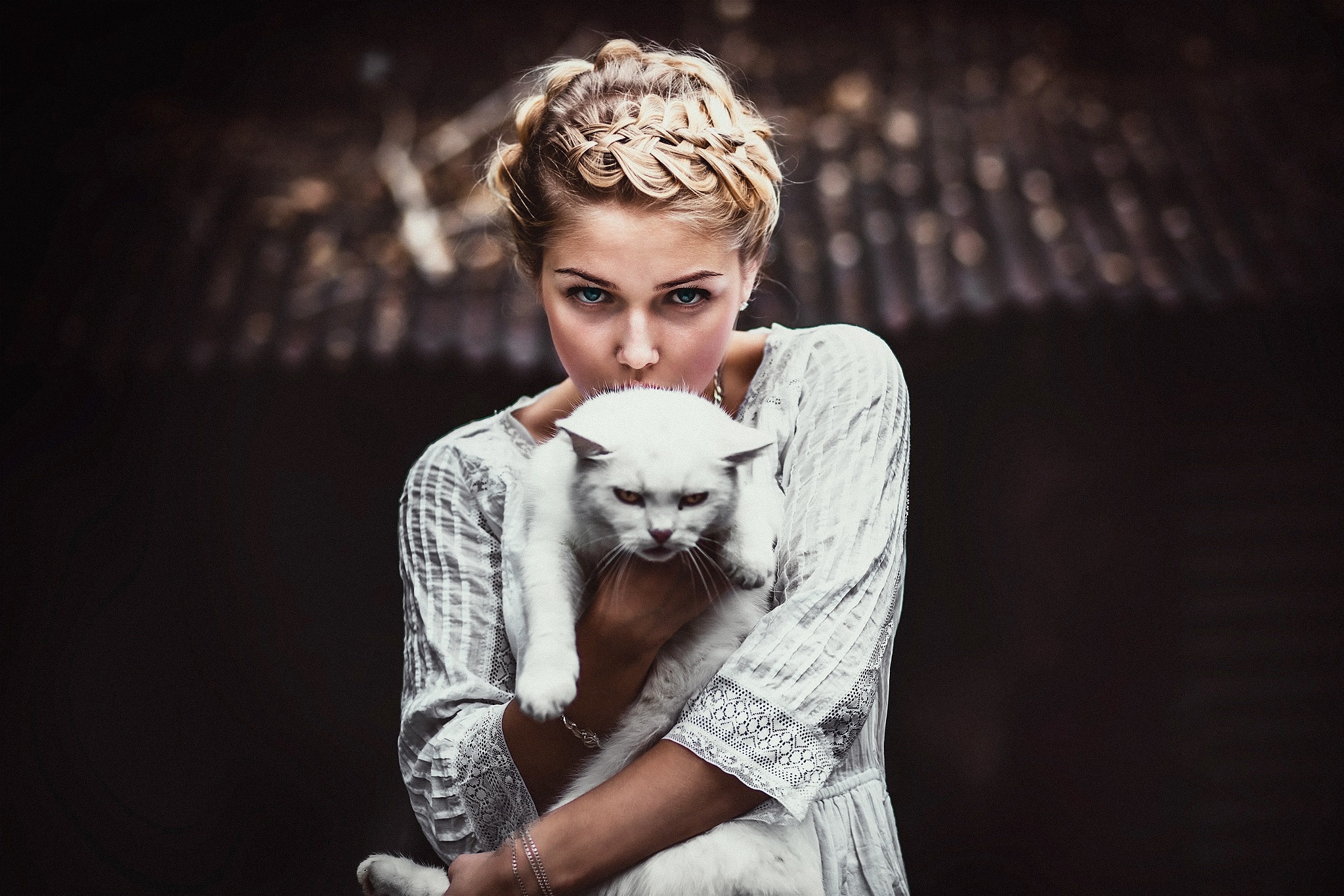 Блондинок с котом