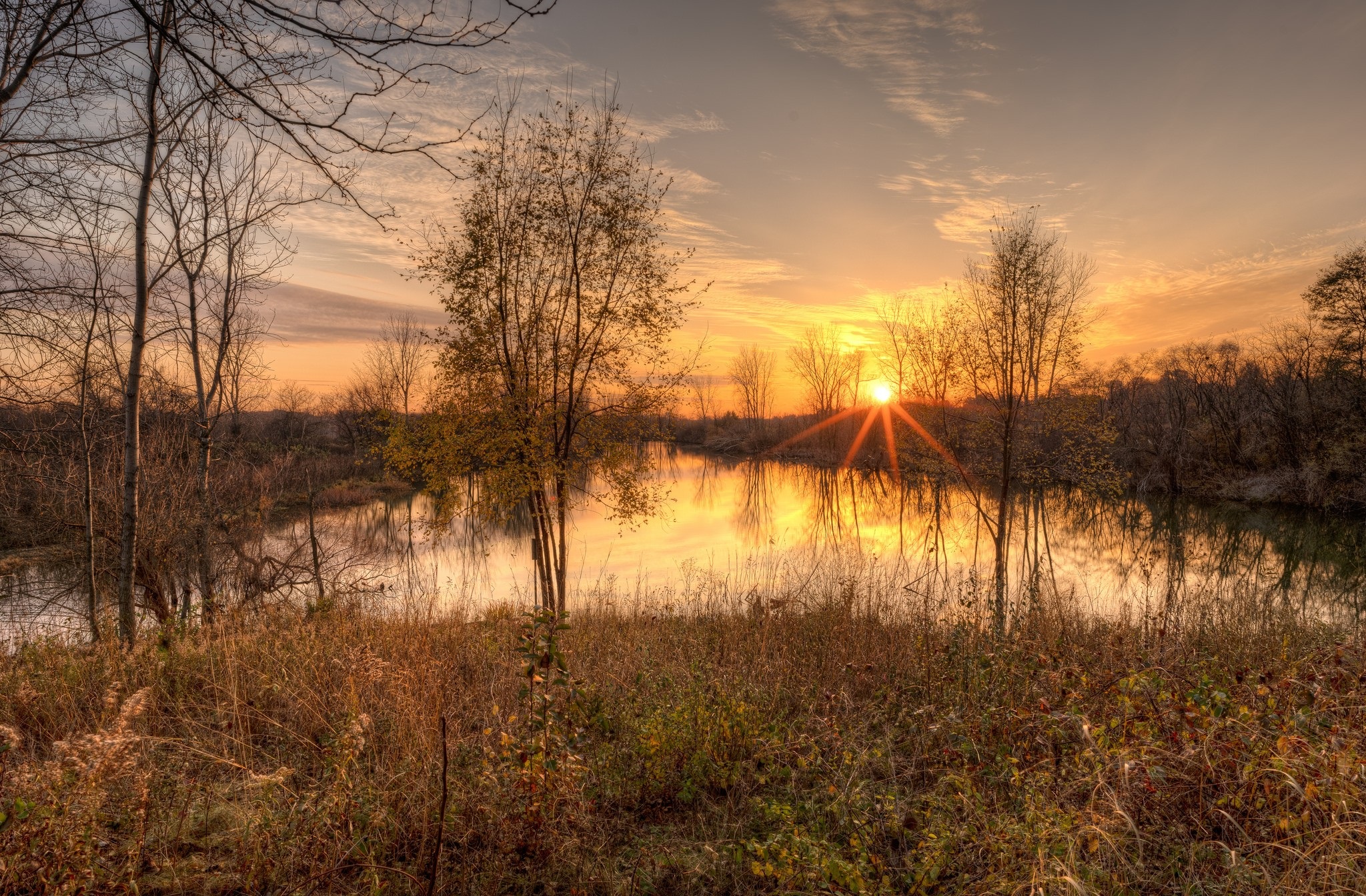 Красивый закат на болоте осень
