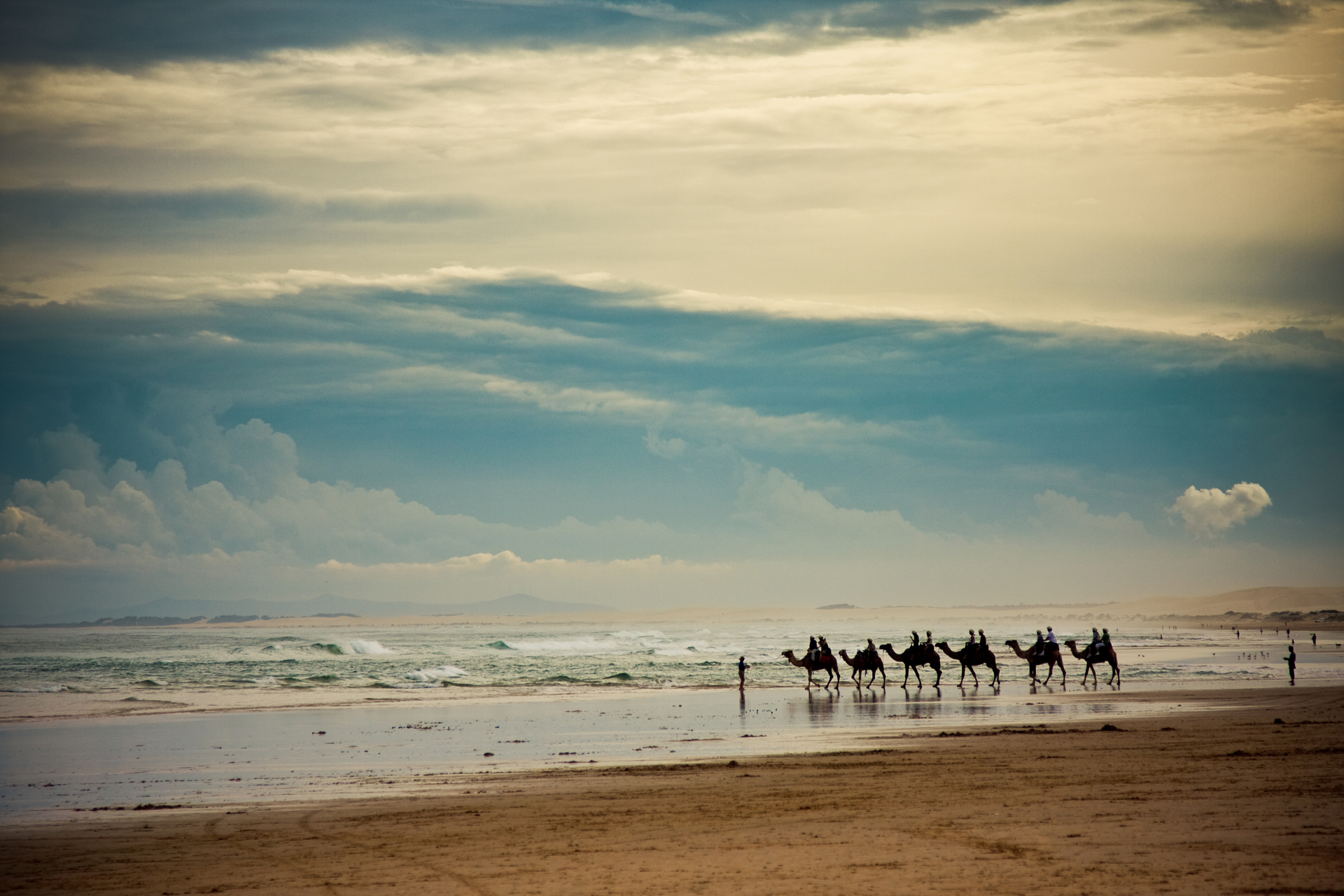 551126 скачать картинку пляж, фотографии, люди, верблюды, облака, океан, небо, волна - обои и заставки бесплатно