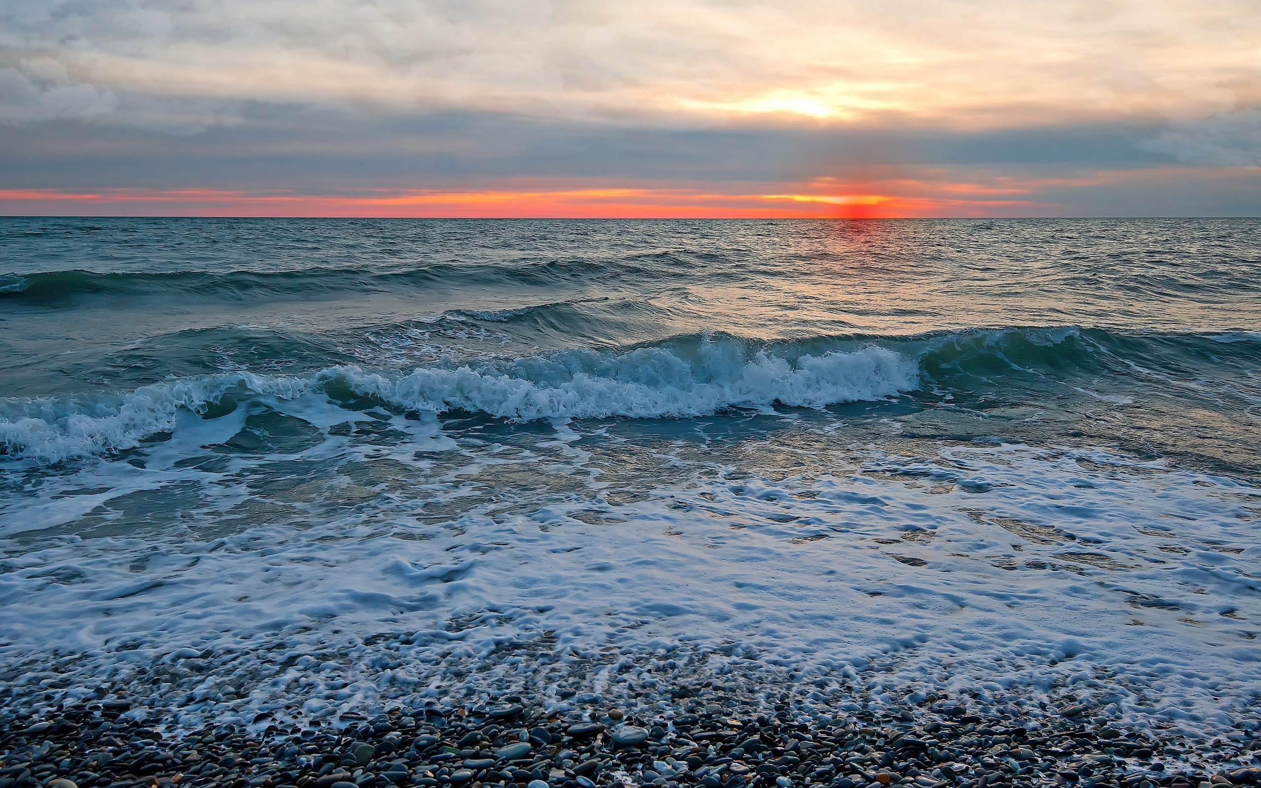 Бесплатные черное море. Черное море Абхазия Прибой. Морской Прибой Сочи. Черное море волны. Небольшие волны на море.