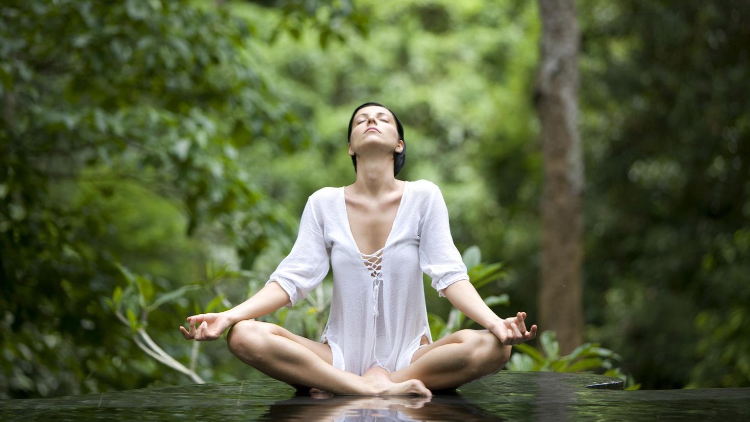 Релаксация женщин. Гармония природы. Дзен медитация. Медитация в лесу. Медитация девушка.