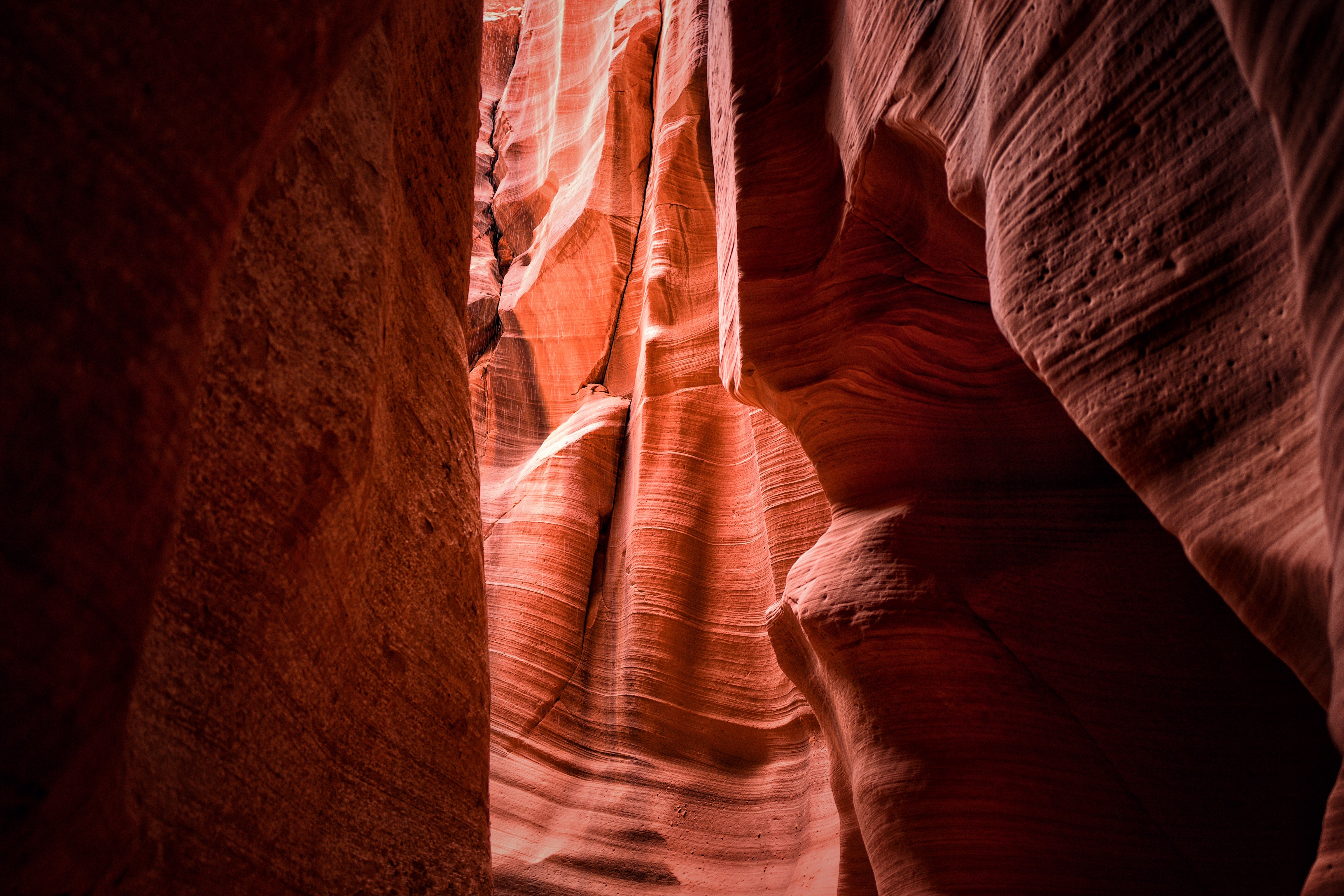 Пещерное ущелье в скалах