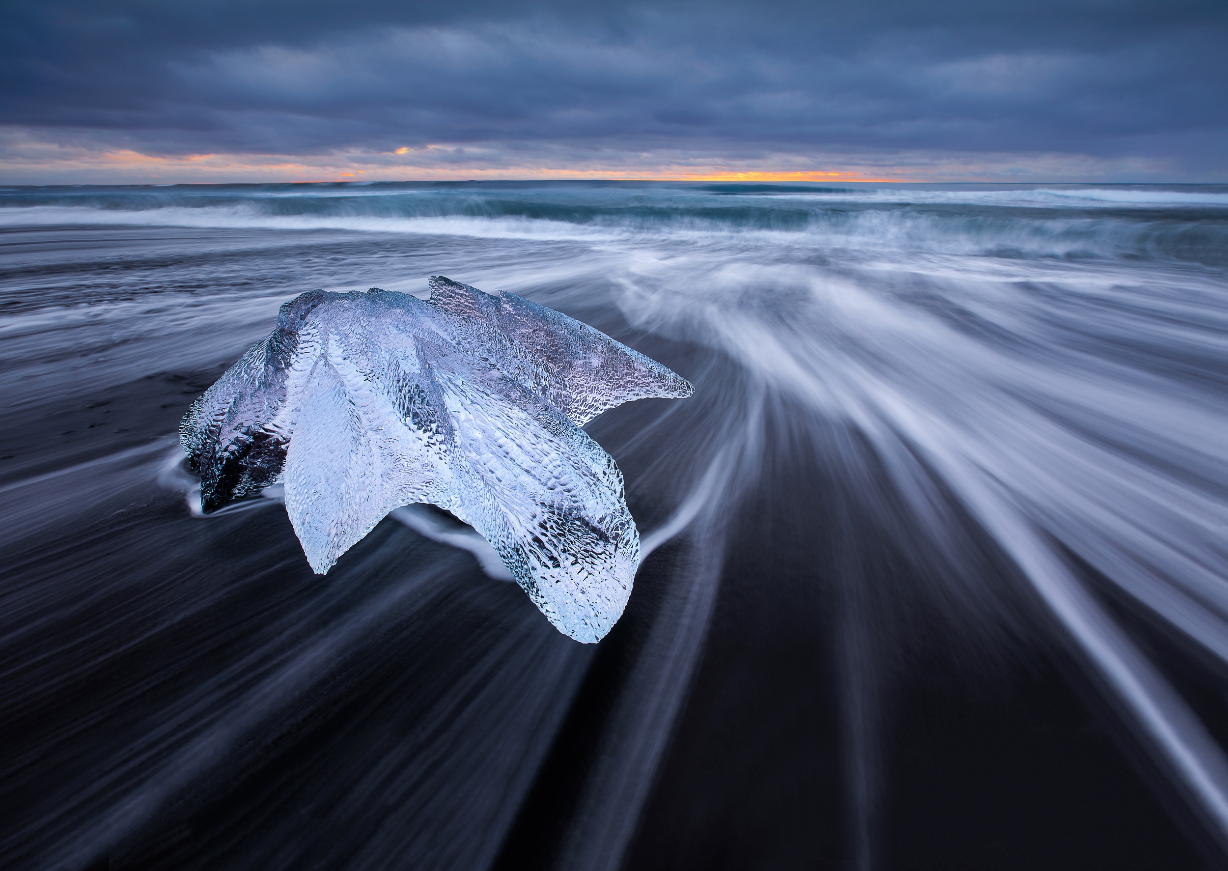 Куски льда в океане. Лед Горизонт. Прозрачный лед из океана. Лед донный в океане. Птицы Сев лед океана.