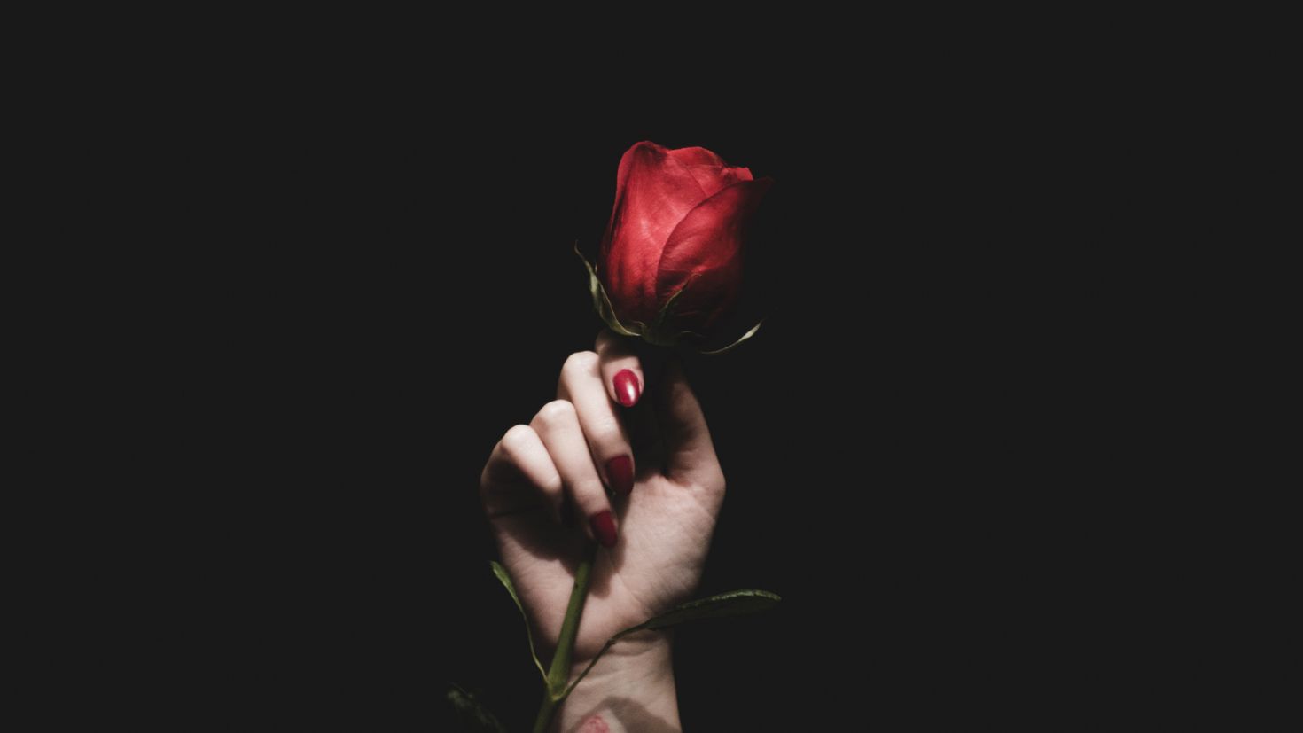 Человек с розой в руках