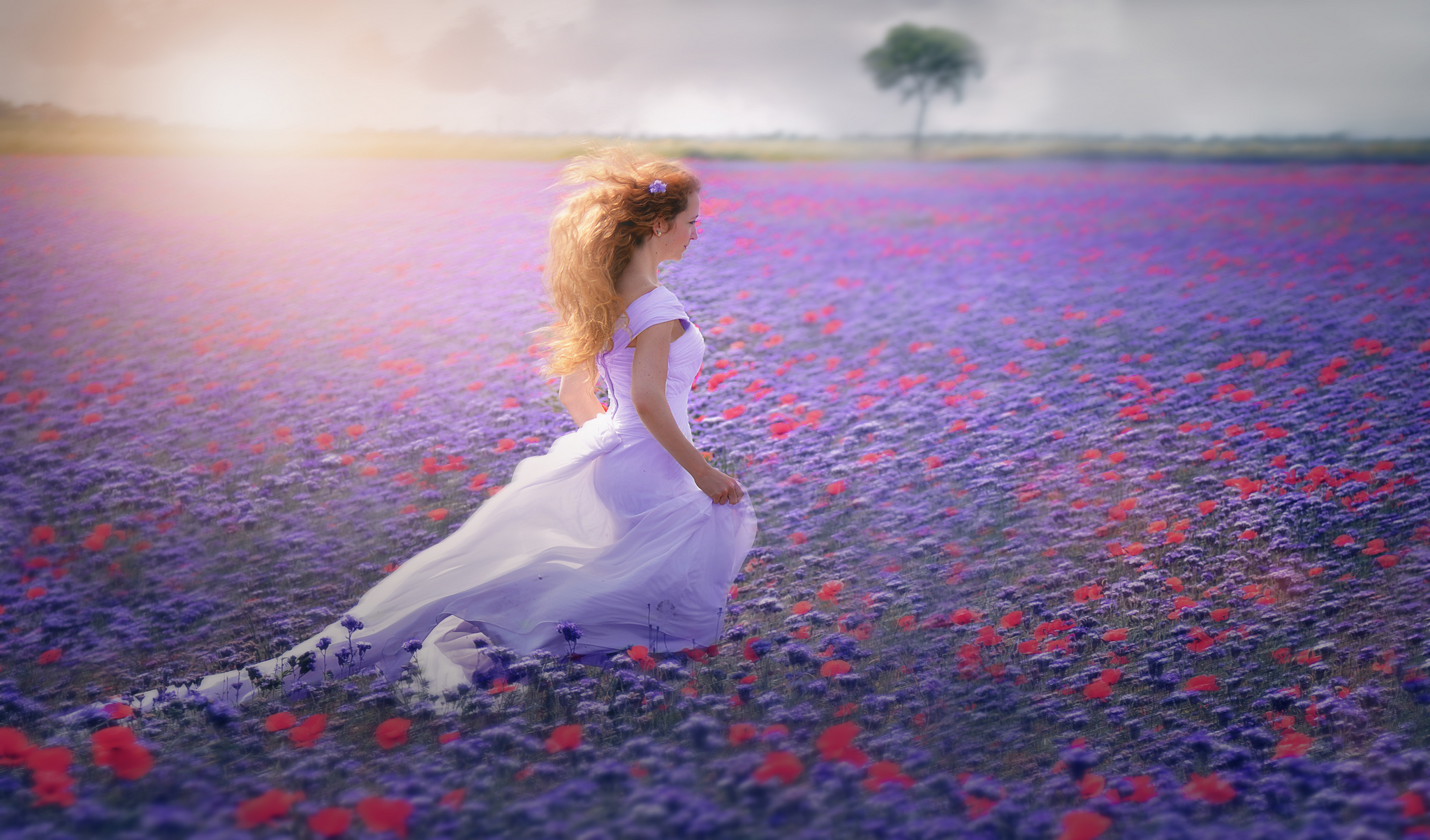 Сбежавший цветок. Романтичная девушка. Девушка с цветком. Девушка море цветы. Девушка в поле.