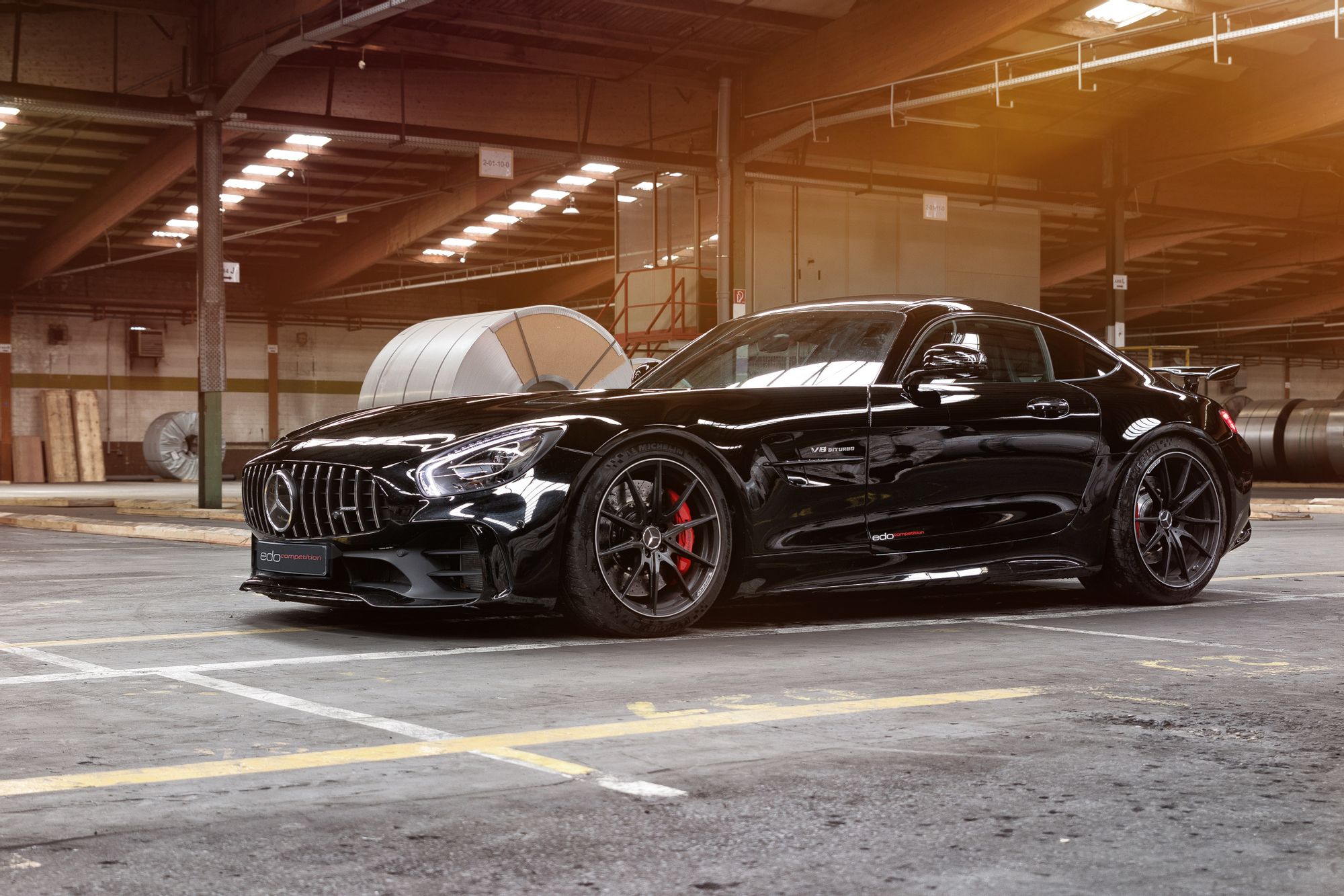 Mercedes AMG gt в гараже