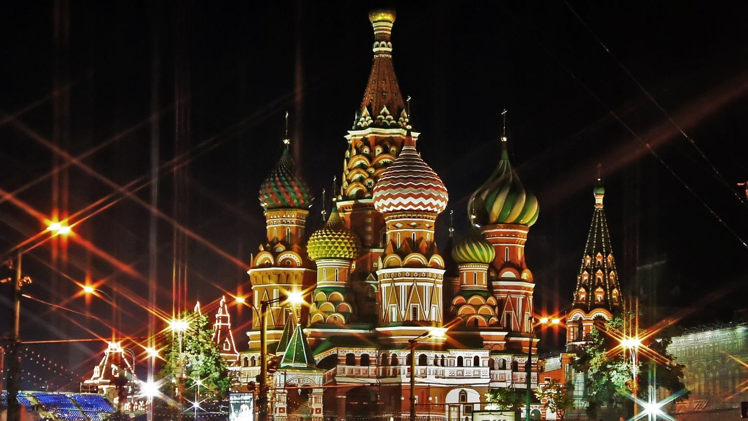 Храм Василия Блаженного на фоне Москва Сити