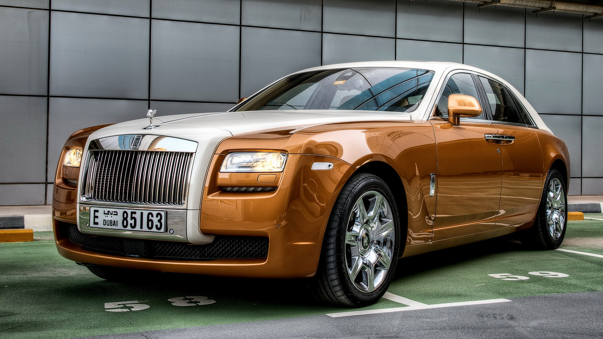 Незабываемая силуэтная грация авто Rolls-Royce: вершина роскоши и стиля