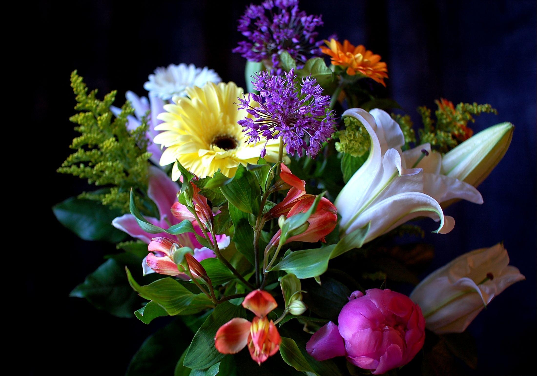 Téléchargez gratuitement l'image Lilies, Légumes Verts, Verdure, Gerberas, Composition, Bouquet, Fleurs sur le bureau de votre PC