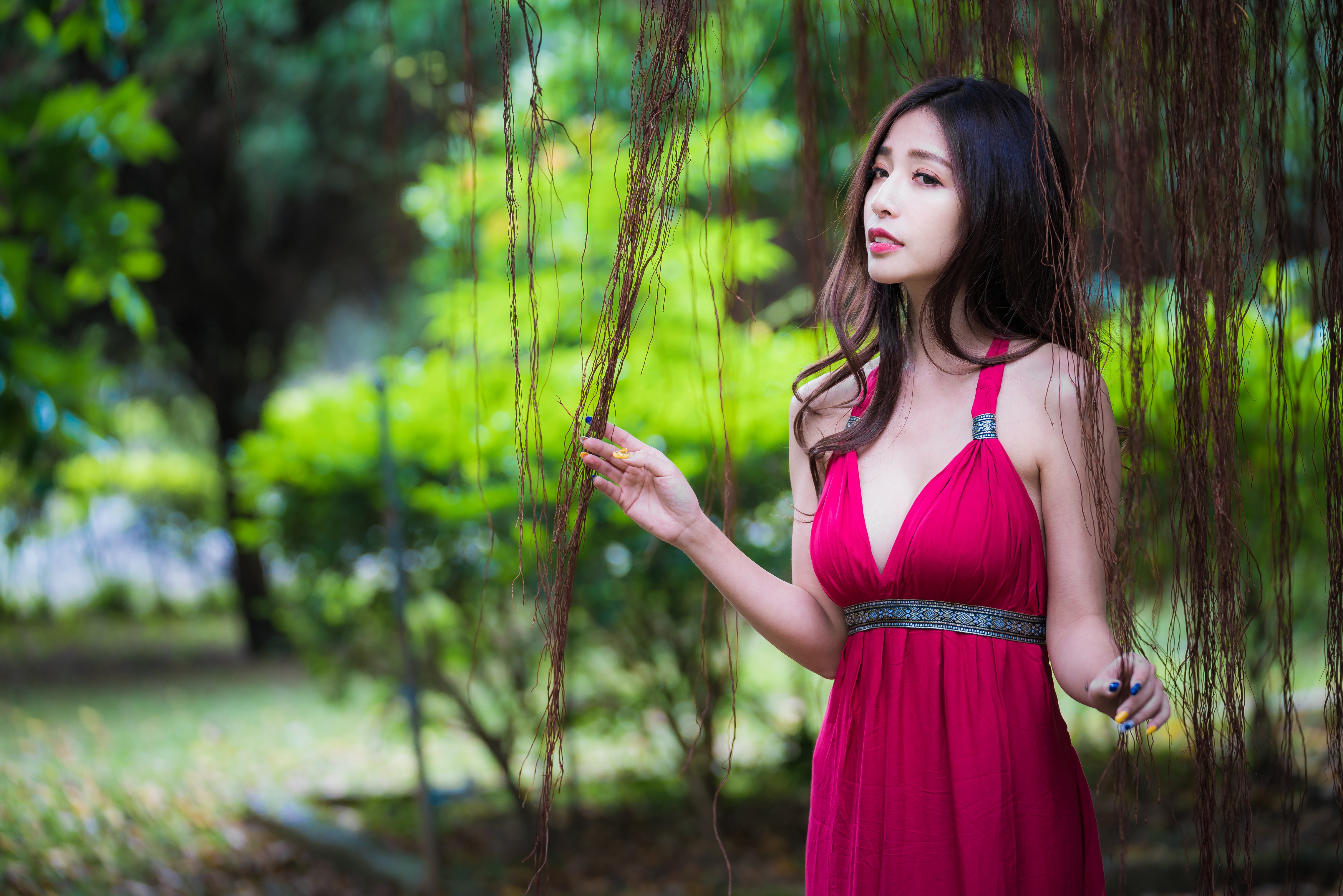 Азиатские девушки платья на природе