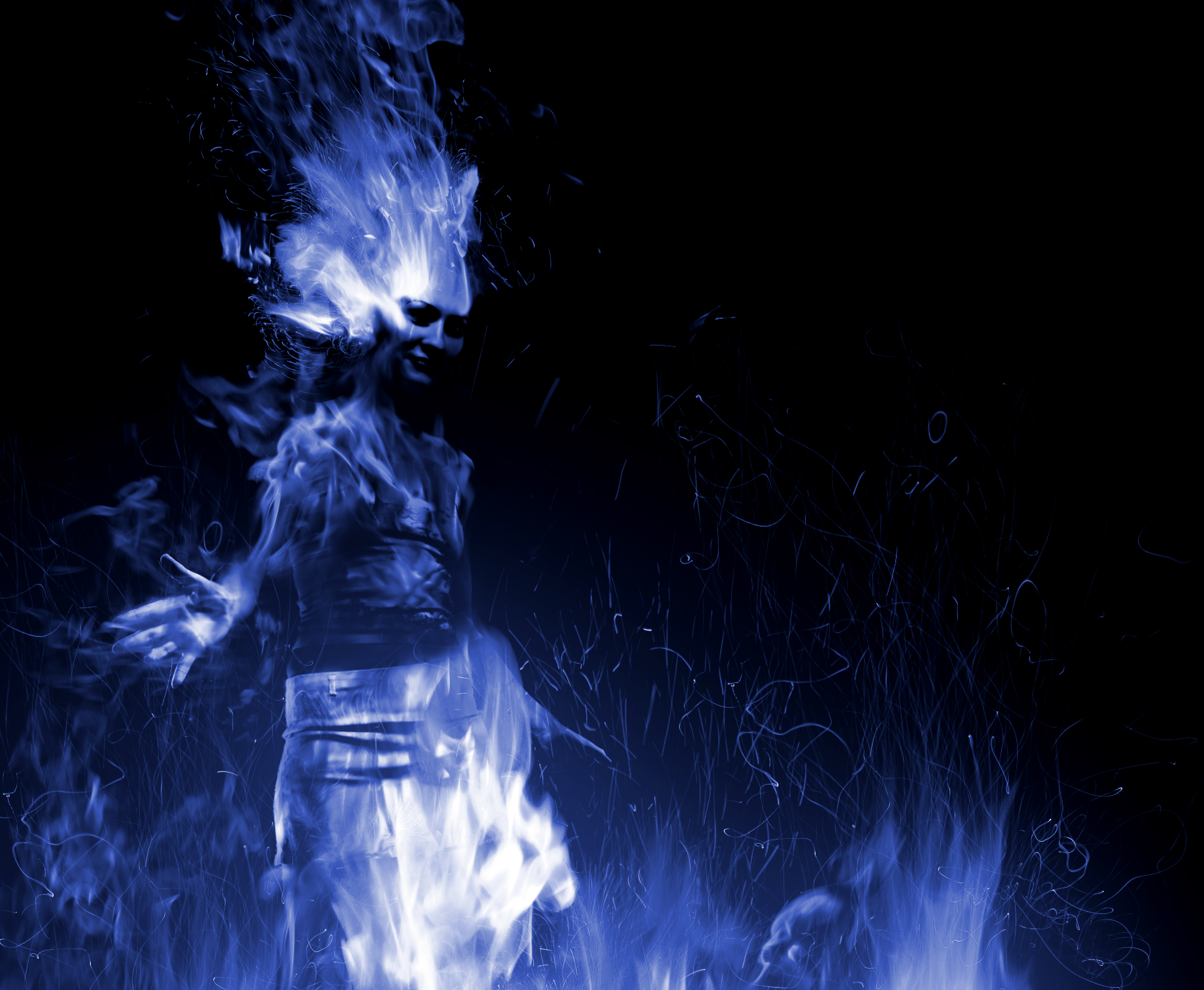 Синий огонь во сне. Голубой огонь. Синий огонь. Человек в синем огне. Девушка в синем пламени.