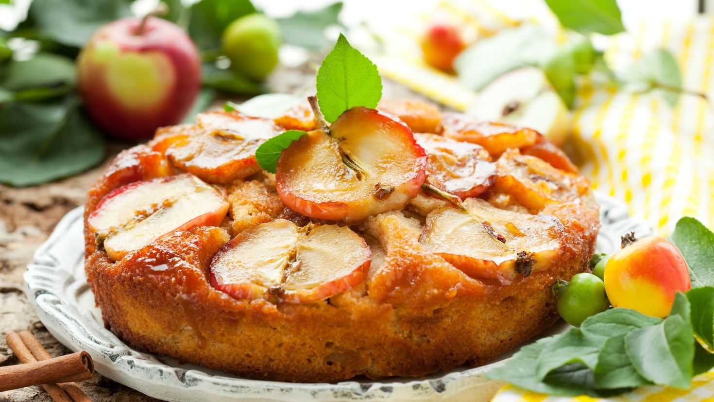 Готовить еду пирог. Шарлотка с карамелизированными яблоками в духовке. Apple pie (яблочный пирог). Аппетитный пирог с яблоками.