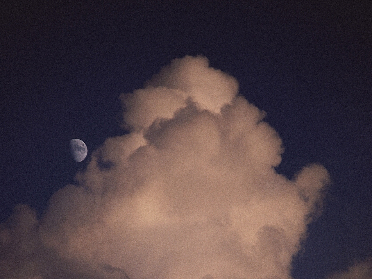 Скачать картинку Небо, Пейзаж, Луна, Облака в телефон бесплатно.