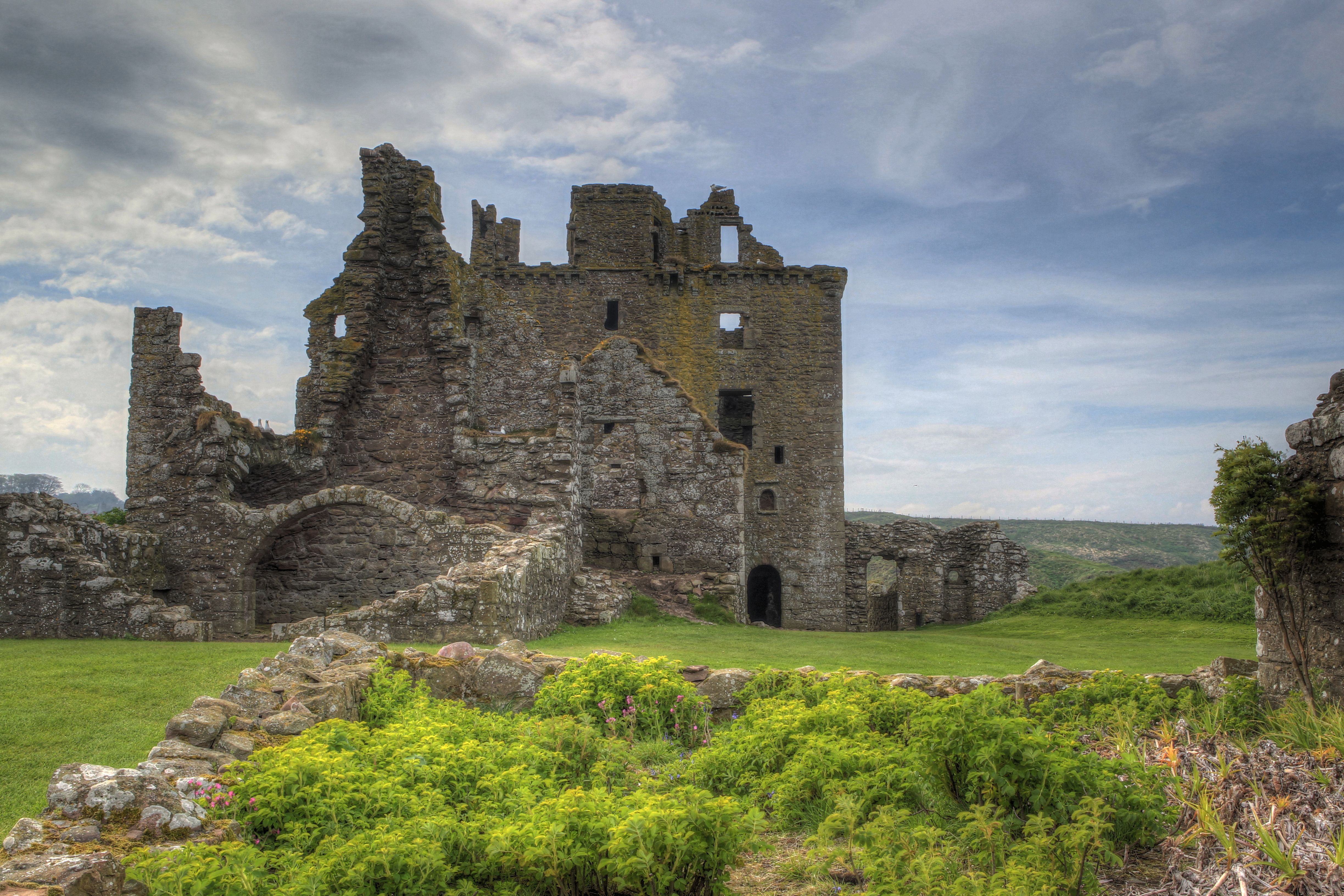 Поставь castle. Шотландский замок Данноттар. Замок Данноттар, Шотландия, Великобритания. Замок донатор в Шотландии. Замок Урхарт Шотландия.