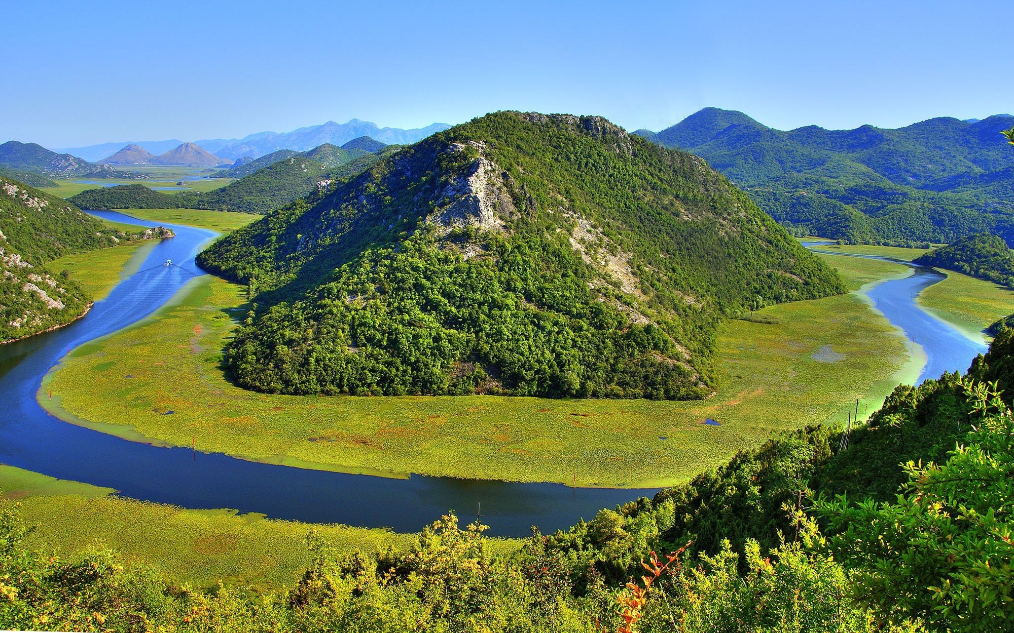 Черногория Скадарское озеро в горах