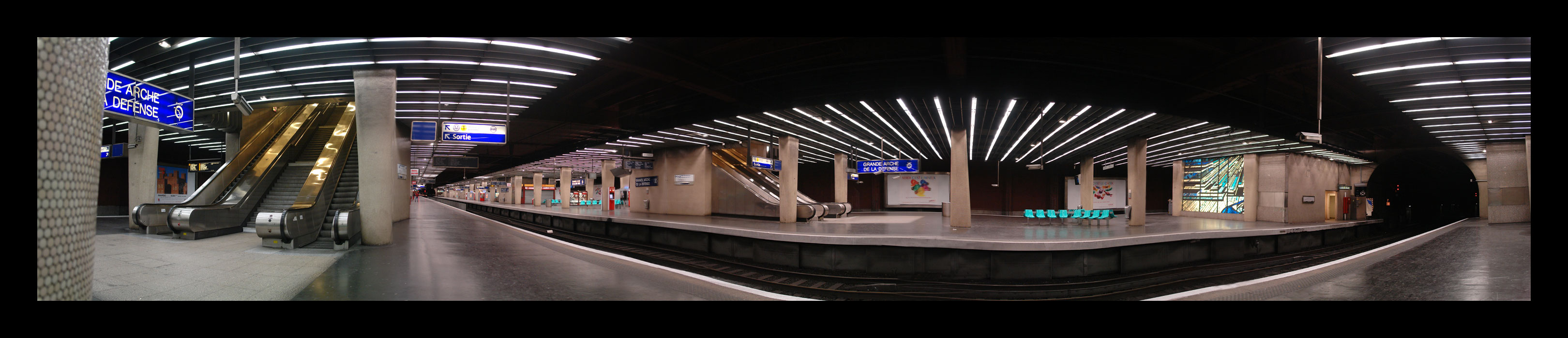 Сделай станцию назад. Станция la Defense. Станция метро ла-Дефанс — Гранд Арш. Метро поезд Корея панорама.