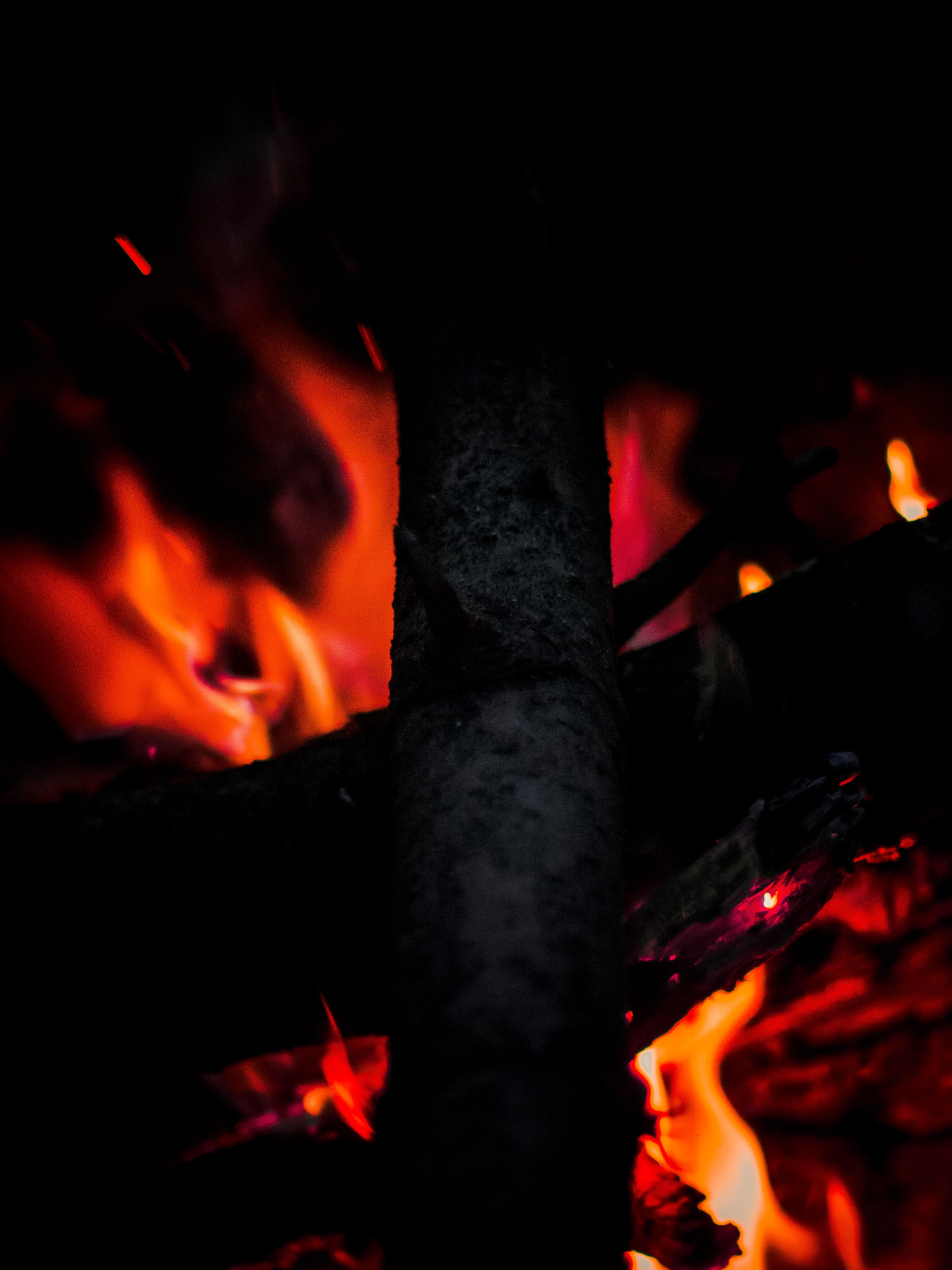 89661 Hintergrundbild herunterladen feuer, bonfire, dunkel, brennholz, hitze, fieber - Bildschirmschoner und Bilder kostenlos