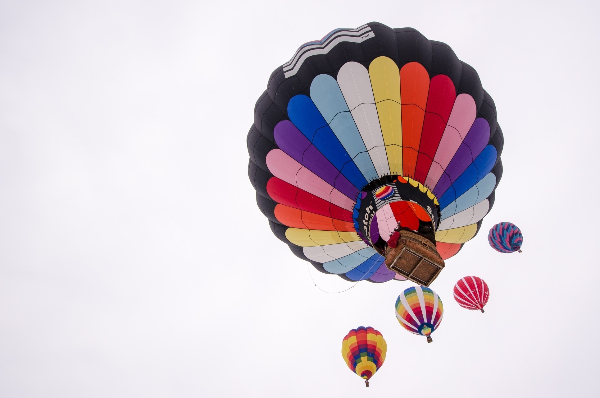 154524 Hintergrundbild herunterladen sonstige, sky, verschiedenes, mehrfarbig, motley, flug, luftballon, ballon - Bildschirmschoner und Bilder kostenlos