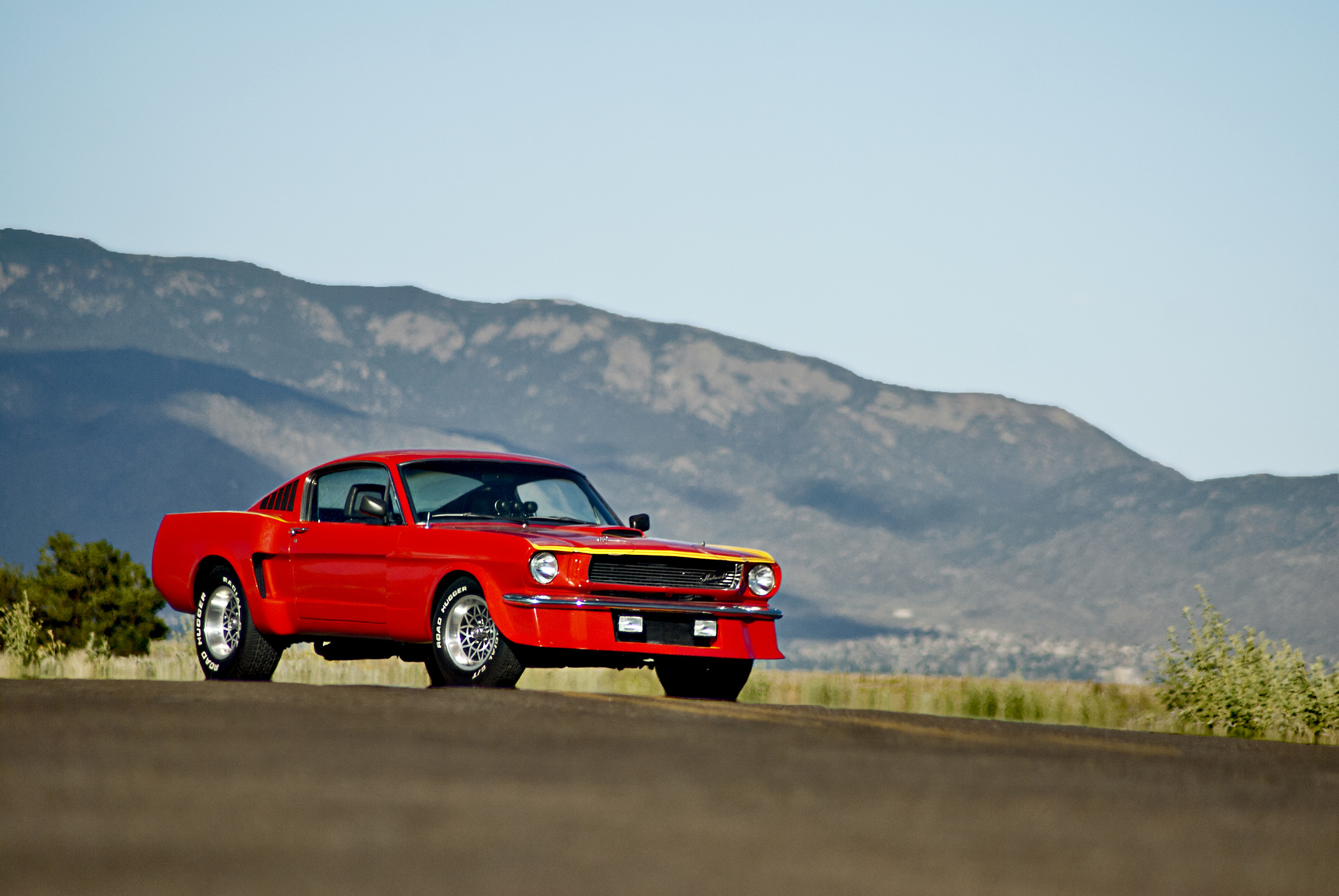 Скачать картинку 1965, Тачки (Cars), Вид Сбоку, Красный, Ford Mustang в телефон бесплатно.