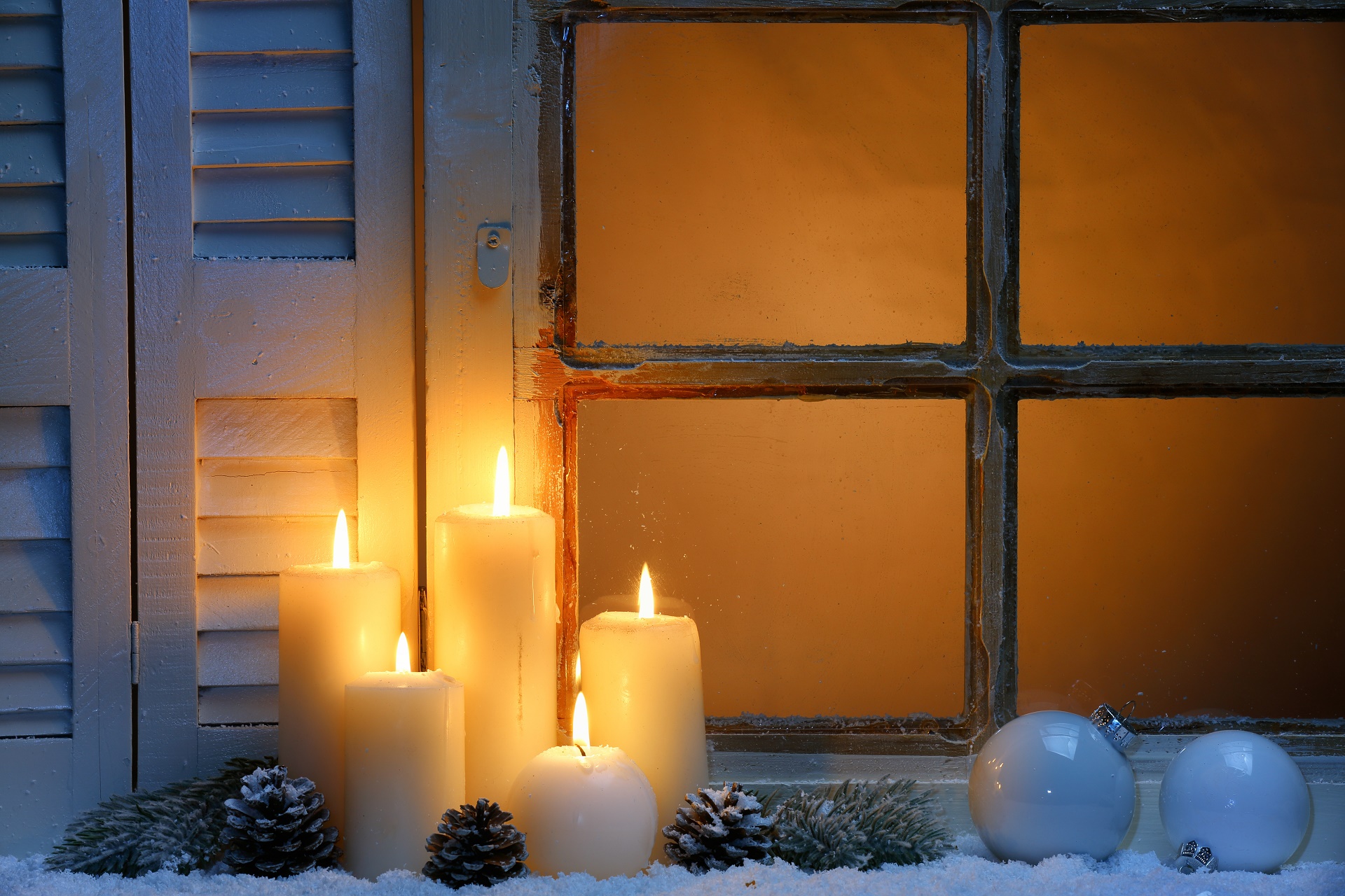 Свеча на окне в Рождество