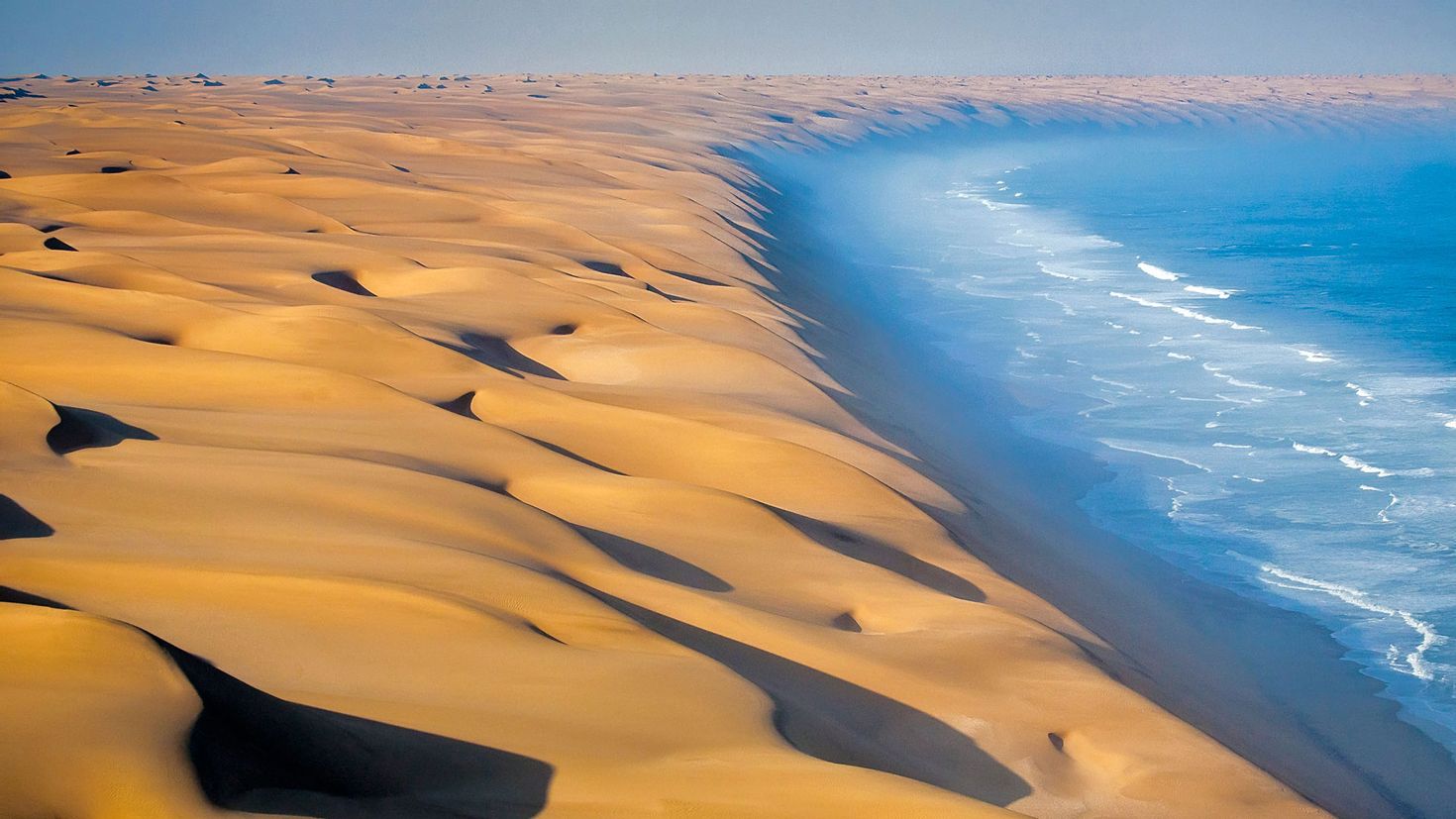 Море на сотни миль вокруг казалось пустынным. Намибия пустыня Намиб. Пустыня Намиб и Атлантический океан. Пустыня Намиб и Атлантический океан Намибия. Намиб пустыни Африки.