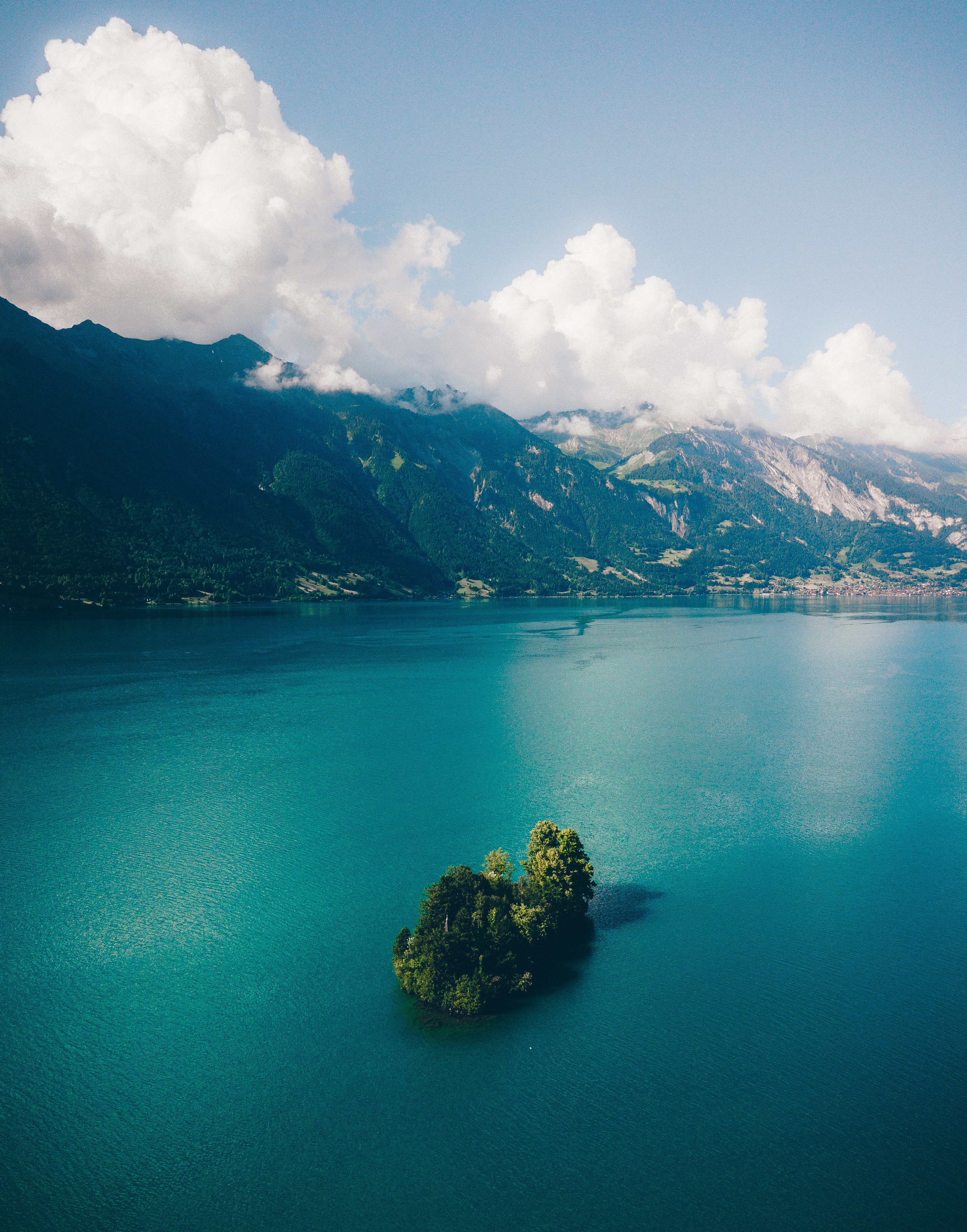 Скачать картинку Швейцария, Гриндельвальд, Природа, Остров, Горы, Вода в телефон бесплатно.