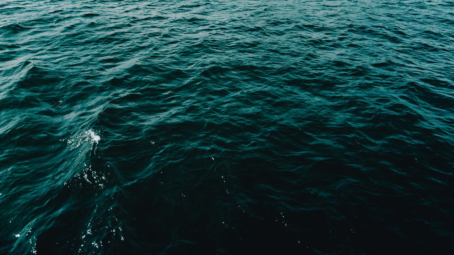Черная вода далеко. Темное море. Вода океан. Океан вид сверху. Темные воды.
