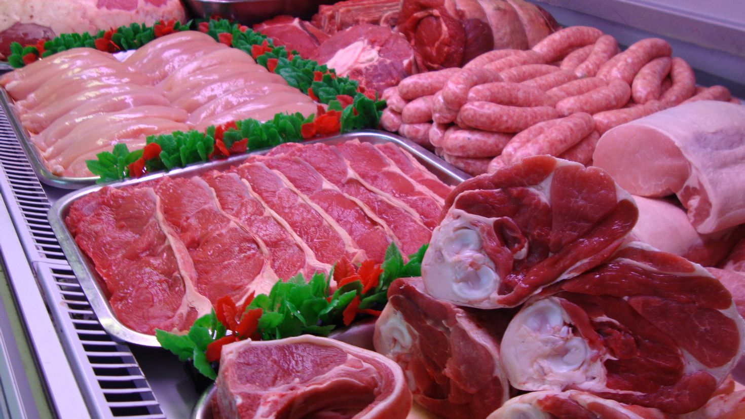 Покупка мяса телефоны. Мясо полуфабрикаты. Мясо и мясопродукты. Мясо в ассортименте. Мясные полуфабрикаты ассортимент.