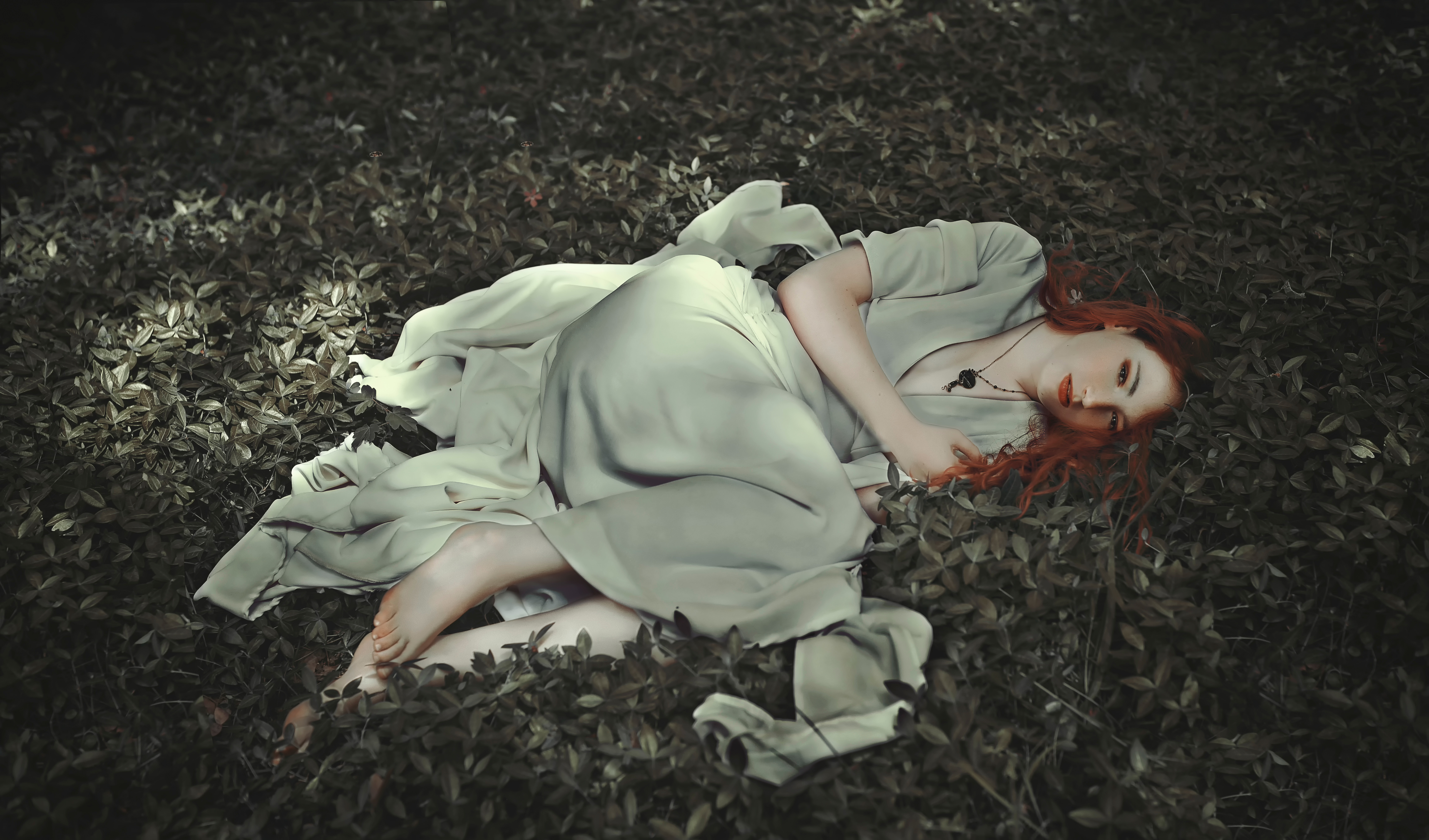 Меланхолия депрессия. Девушка Меланхолия. Рыжая девушка лежит на траве. Меланхоличная Эстетика. Меланхолия Эстетика.