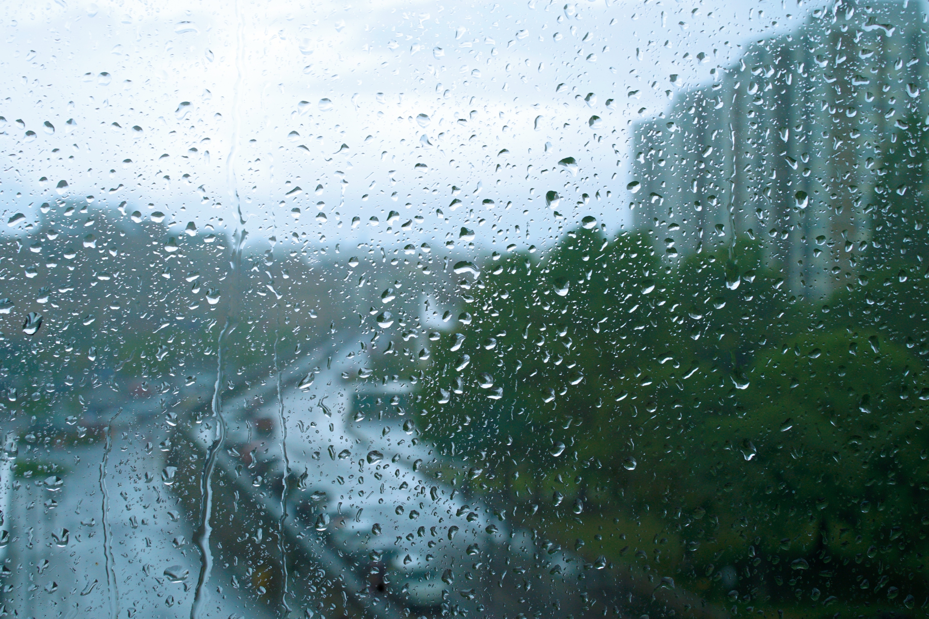 Т п дождь. Дождь в окне. Дождь за окном. Пасмурный дождливый день. Дождливый летний день.
