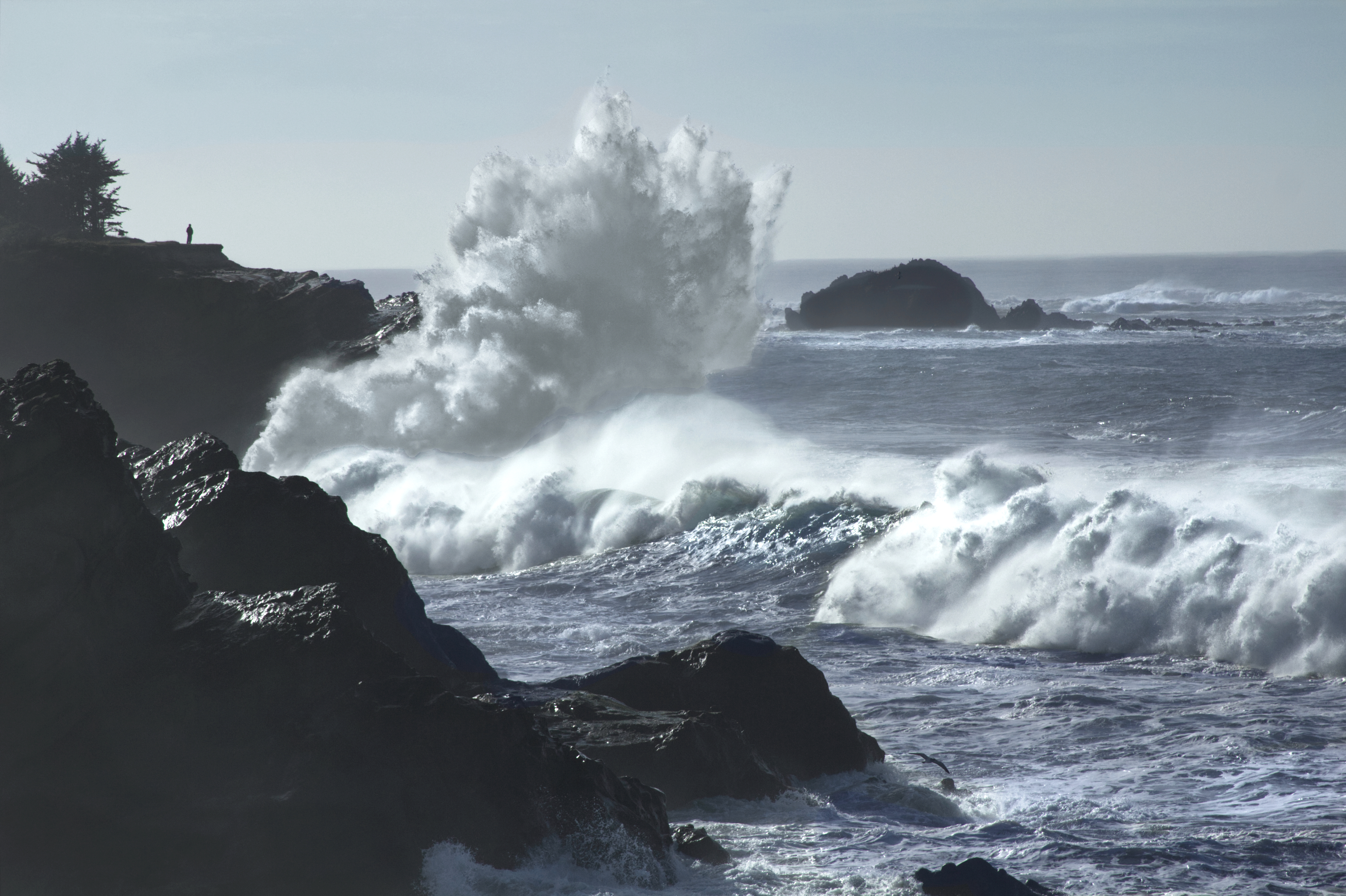 140590 Hintergrundbild herunterladen sturm, sea, waves, silhouette, verschiedenes, sonstige, cliff, klippe, einsamkeit - Bildschirmschoner und Bilder kostenlos