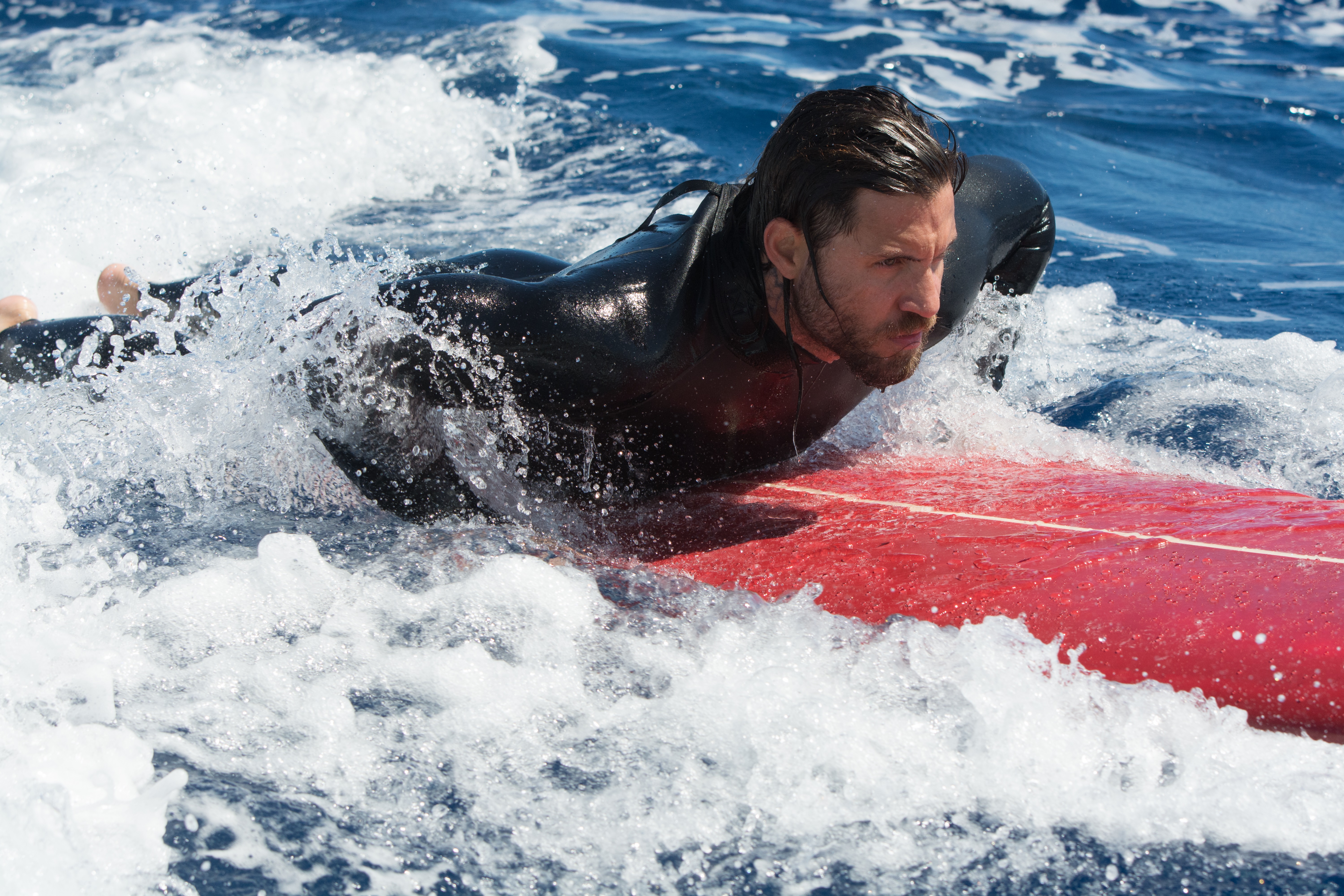 Point break. Киану Ривз серфер. Поинт брейк фильм 2015. На гребне волны 2015 кадры. Тобиас Зантельман на гребне волны.