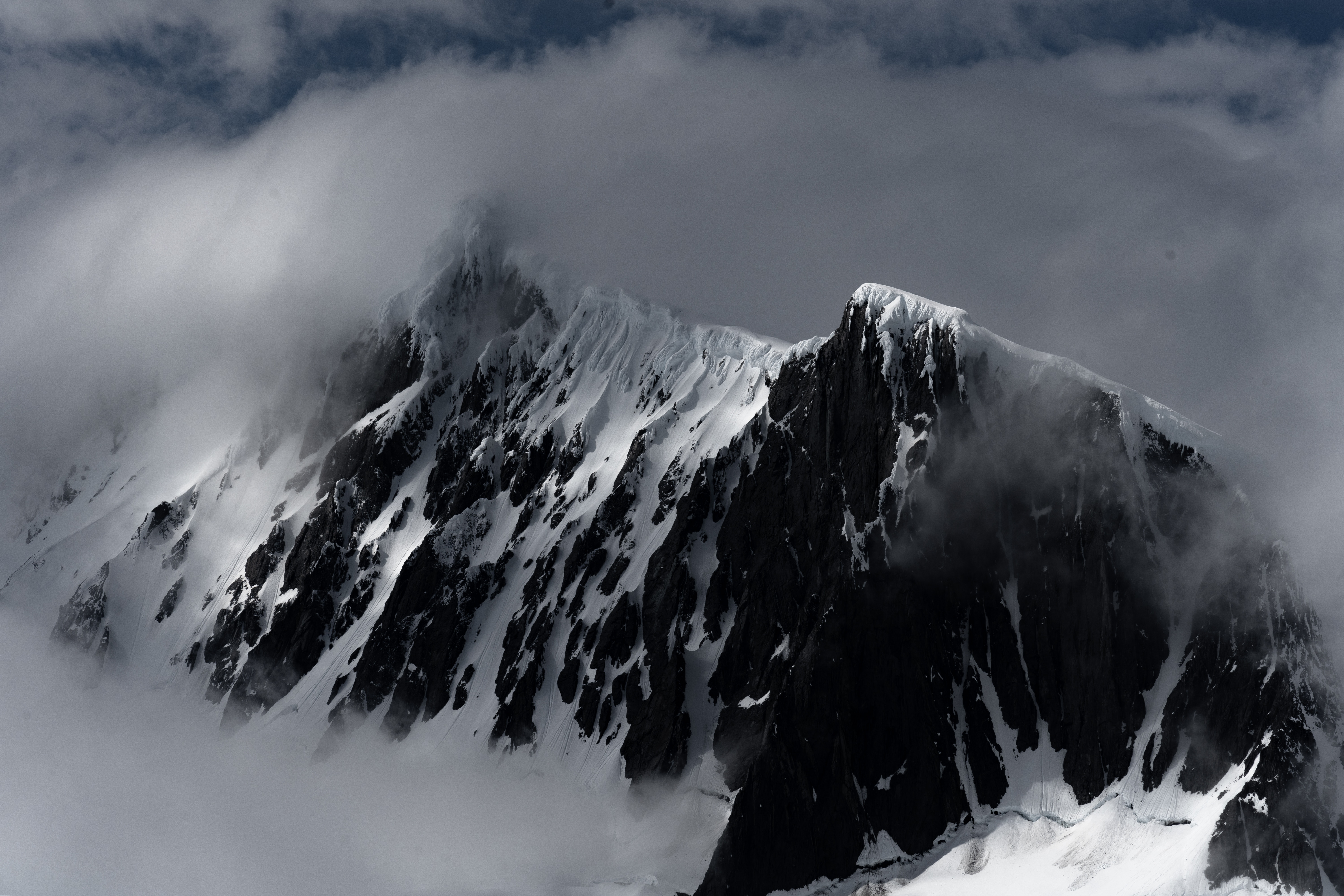 97373 скачать обои гора, антарктида, вершина, природа, снег, туман - заставки и картинки бесплатно