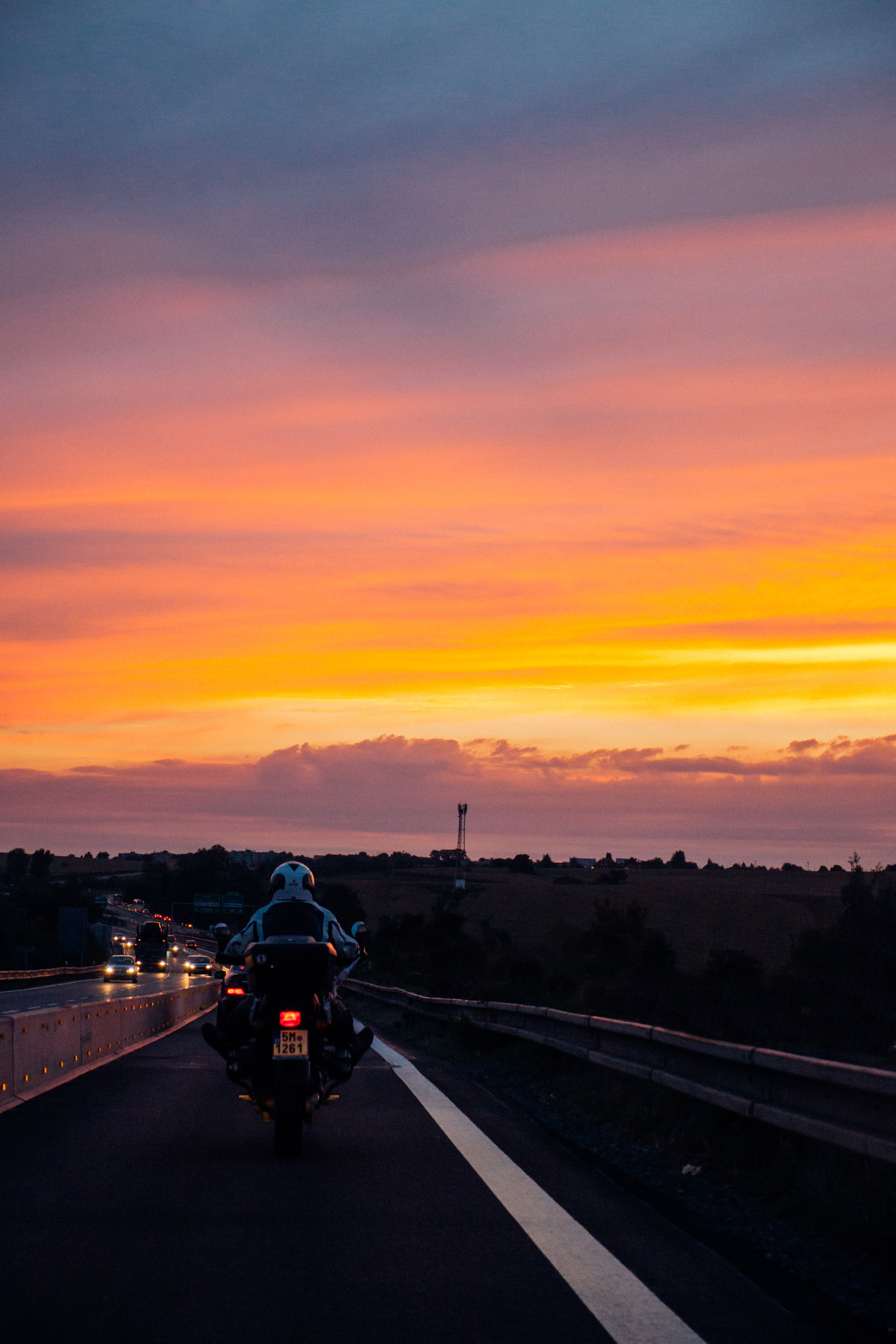 Laden Sie das Sunset, Straße, Markup, Sky, Clouds, Natur, Motorradfahrer-Bild kostenlos auf Ihren PC-Desktop herunter