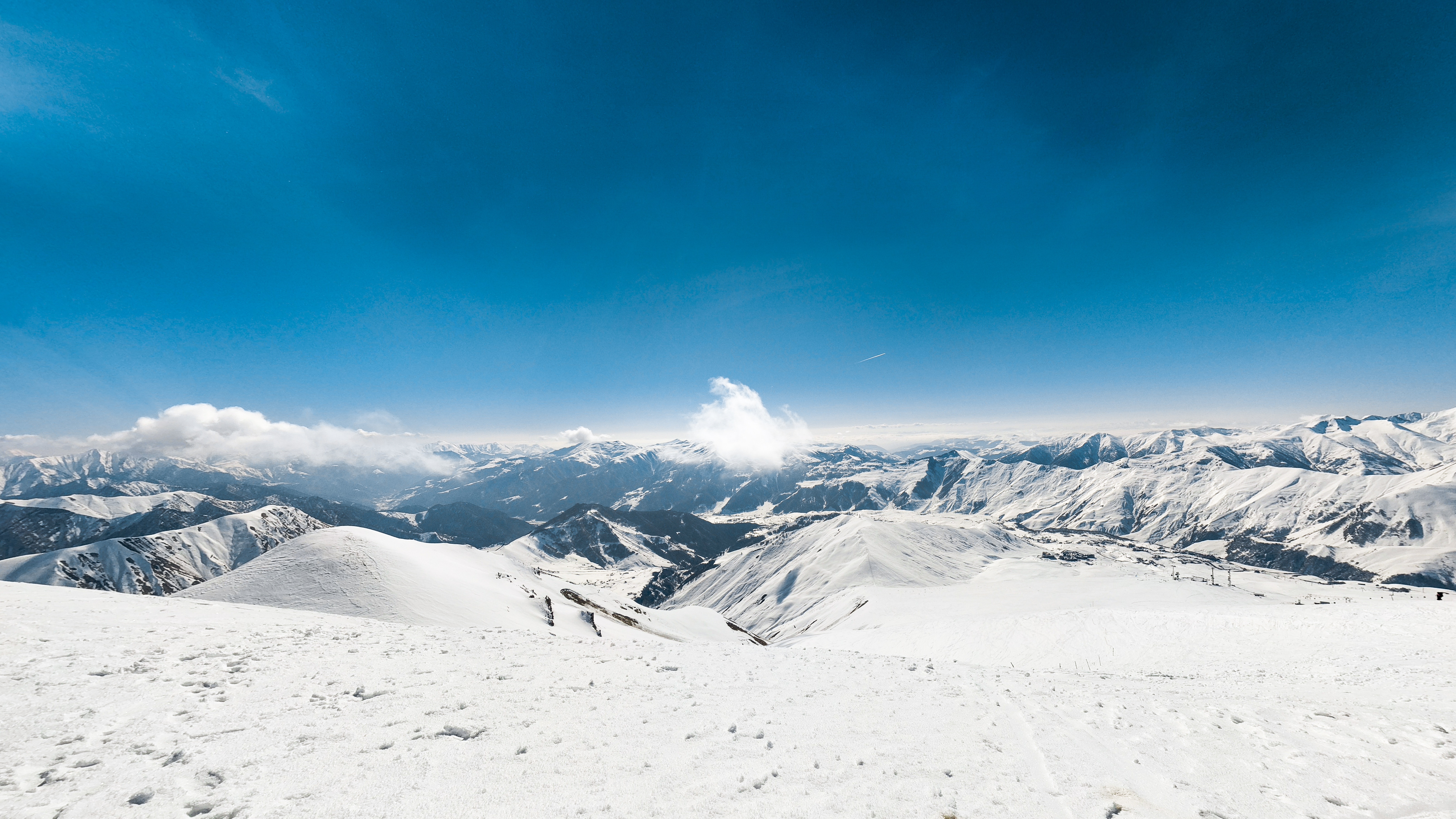 107694 Hintergrundbild herunterladen natur, sky, mountains, scheitel, nach oben, schneebedeckt, snowbound, georgia, georgien - Bildschirmschoner und Bilder kostenlos