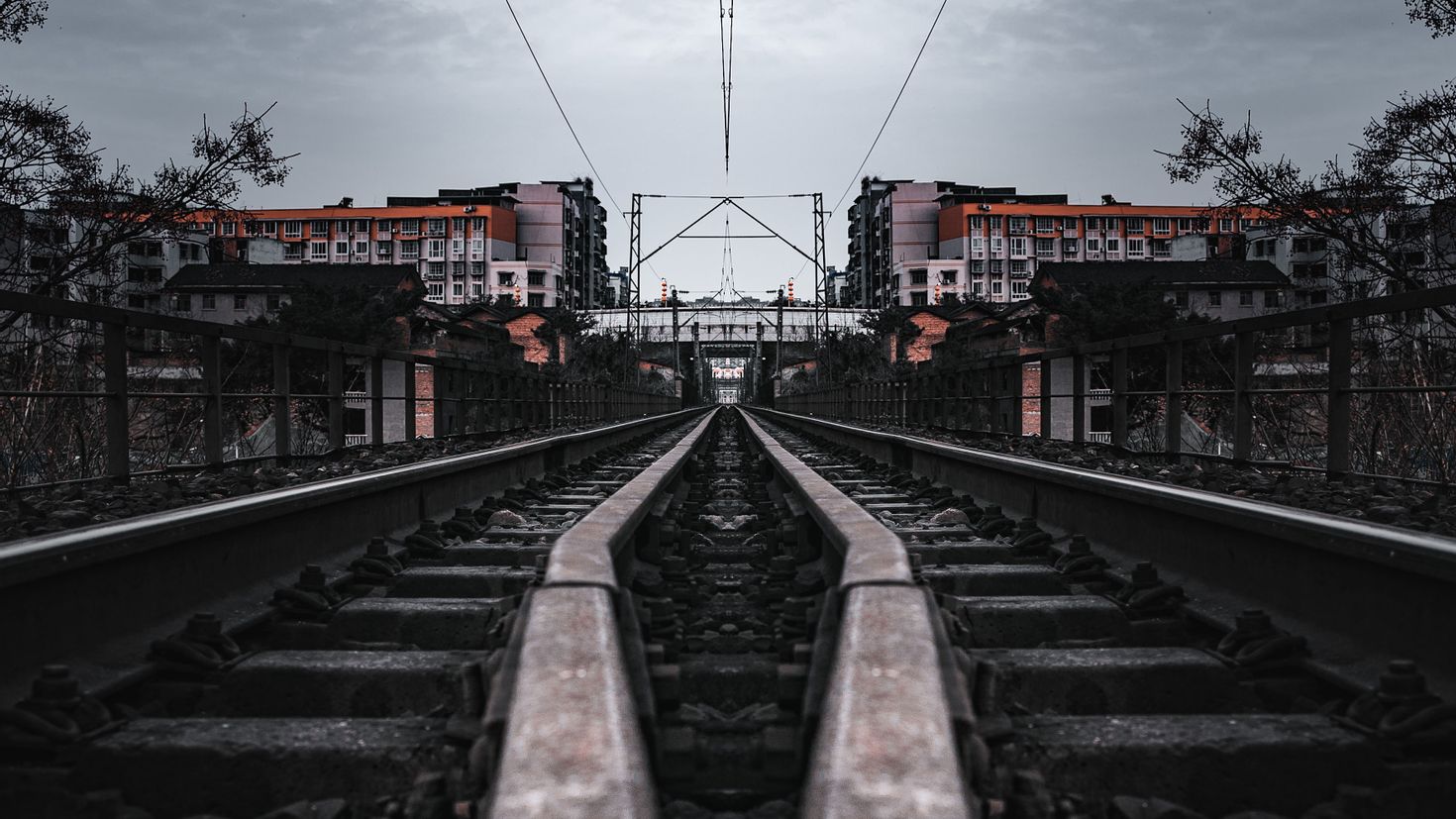 Railway building. Рельсы и провода. Красивый арт рельсы. Рельсы с проводами. Город на рельсах картинки.