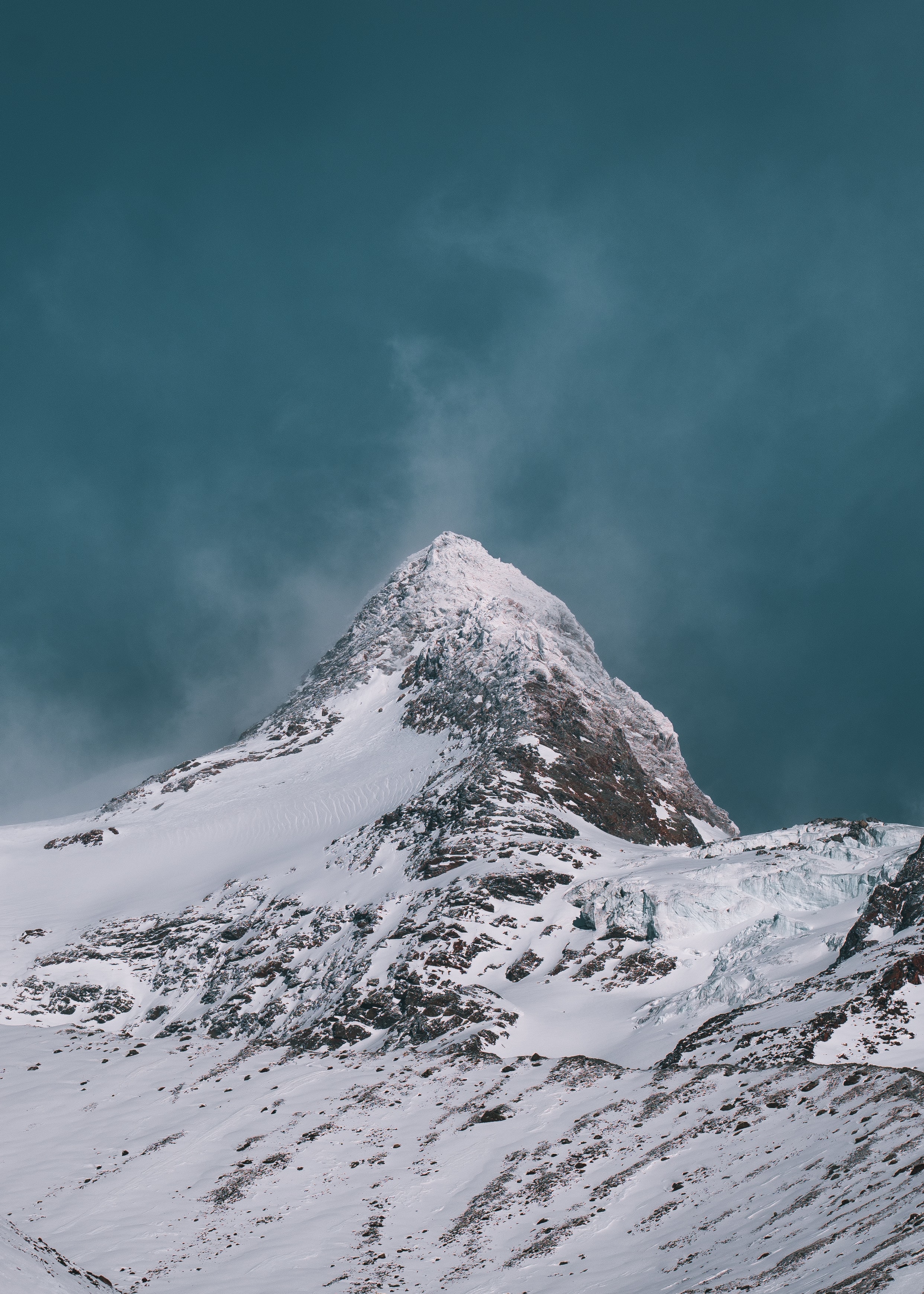 139266 Hintergrundbild herunterladen snowbound, natur, sky, mountains, schnee, scheitel, nach oben, schneebedeckt, steigung - Bildschirmschoner und Bilder kostenlos