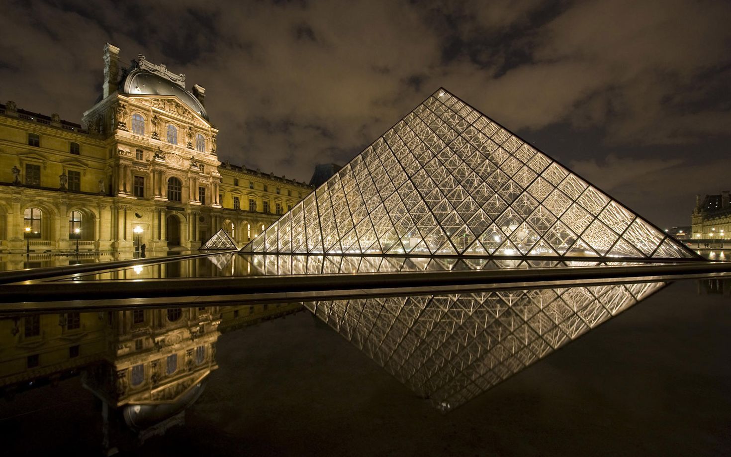 Музей Лувр в Париже (Франция).
