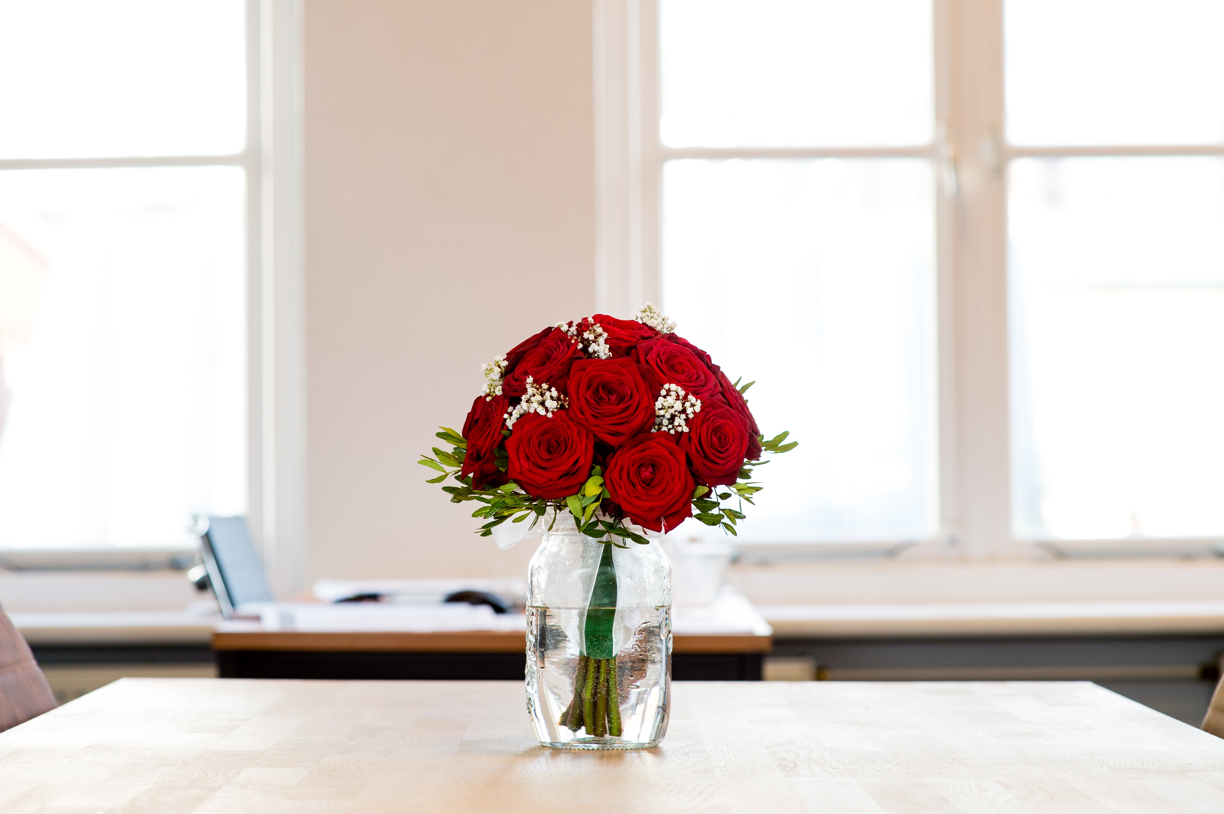 Красные розы в стеклянной вазе песня. Цветы на столе на совещании. Rose Vase on Table. Rose on Table.