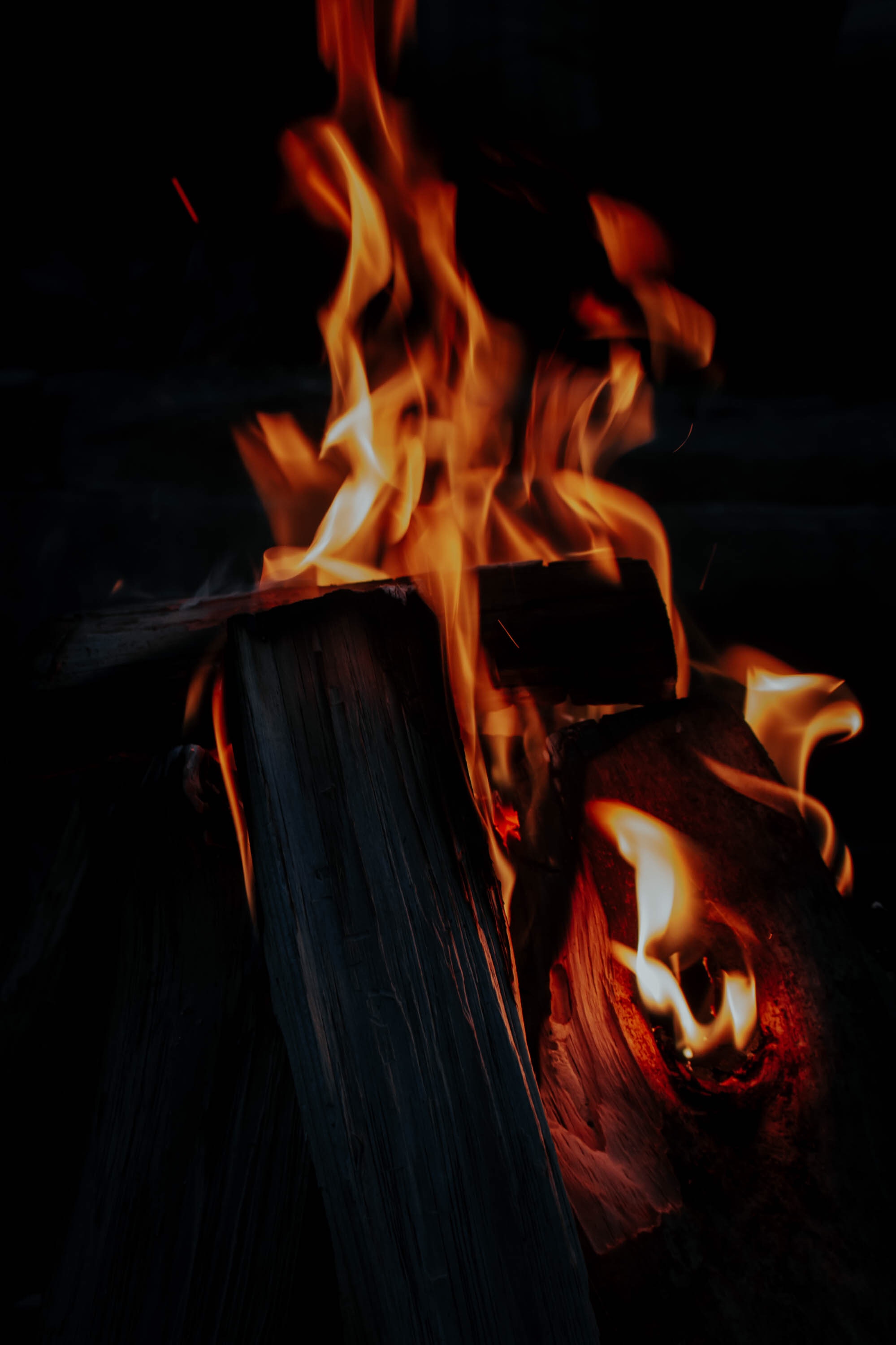 Handy-Wallpaper Brennholz, Bonfire, Flamme, Dunkel, Feuer kostenlos herunterladen.