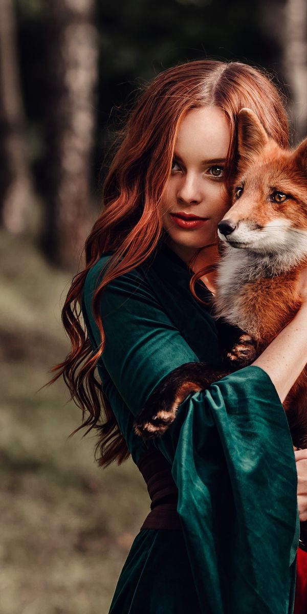 Fox women. Женщина-лиса. Рыжая девушка с лисой. Девочка и лиса. Рыжая и брюнетка.