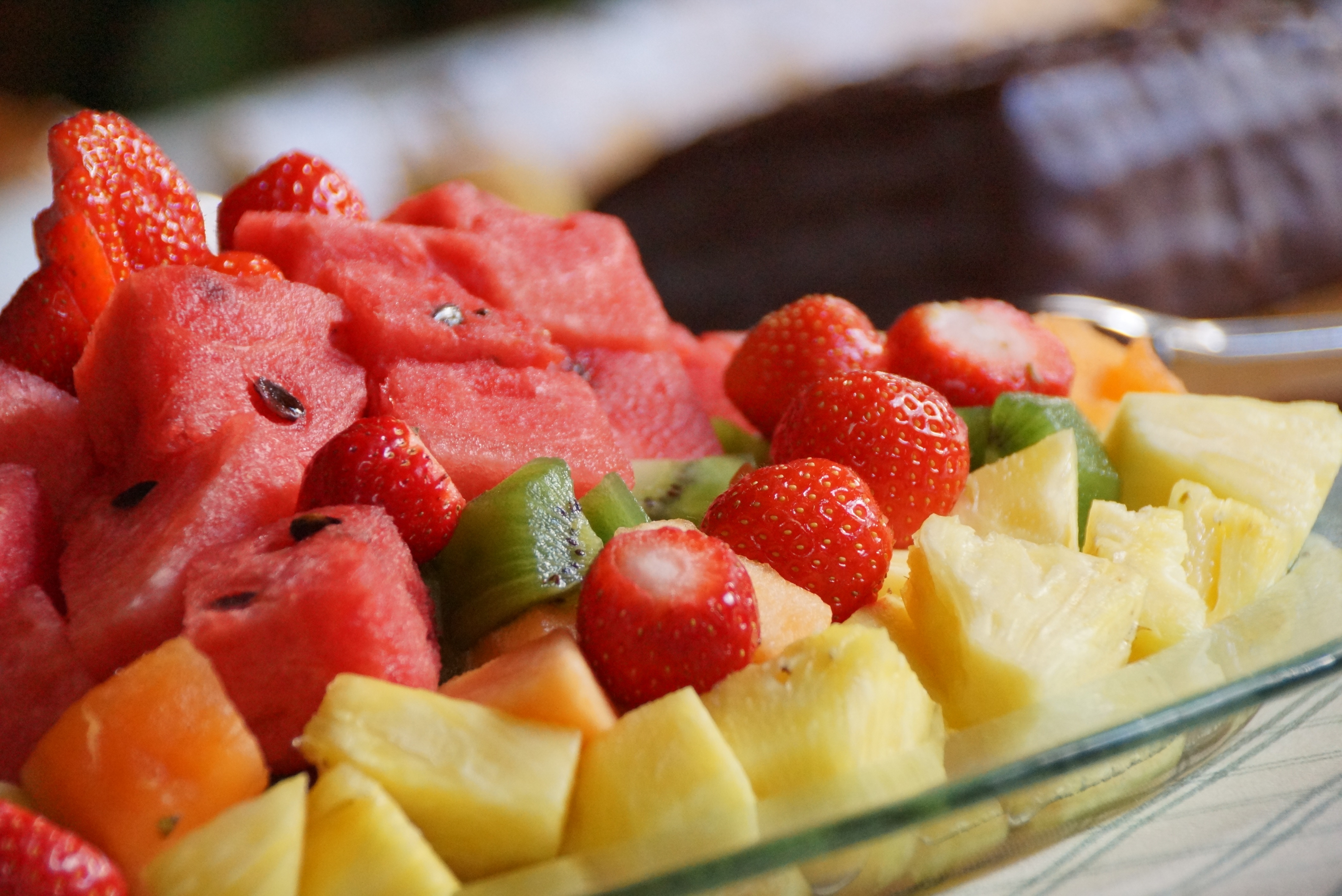 Laden Sie das Lebensmittel, Erdbeere, Kiwi, Ananas, Wassermelone, Salat, Eine Ananas, Obst-Bild kostenlos auf Ihren PC-Desktop herunter